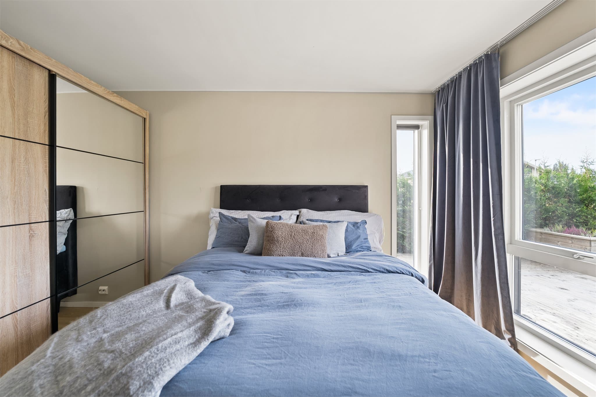 Hovedsoverommet har god plass til dobbeltseng, og det er utgang til markterrassen.