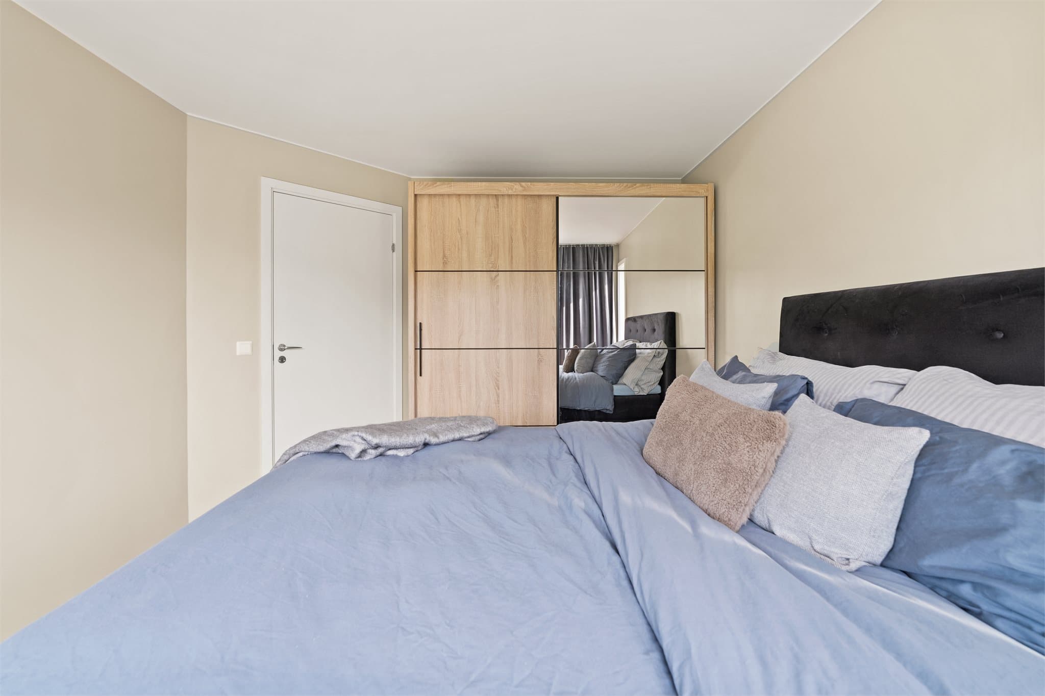 Rommet er innredet med praktisk skyvedørsgarderobe som tilbyr godt med oppbevaringsplass.