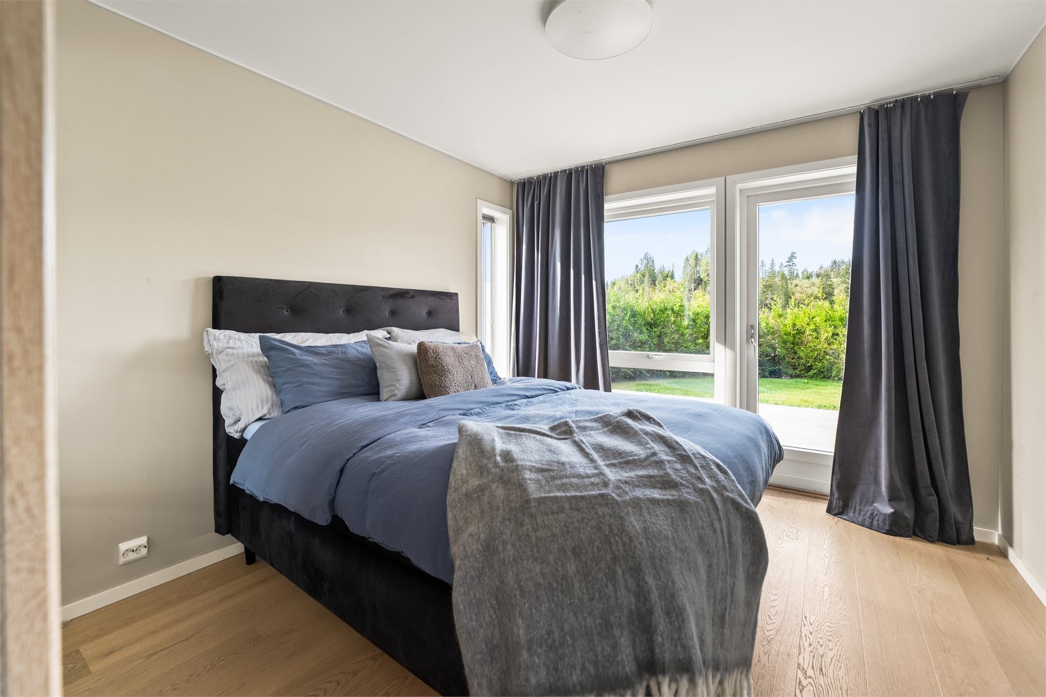 Bolligen har tre soverom av god størrelse. Alle soverommene har god plass til seng, nattbord og tilhørende møblement.