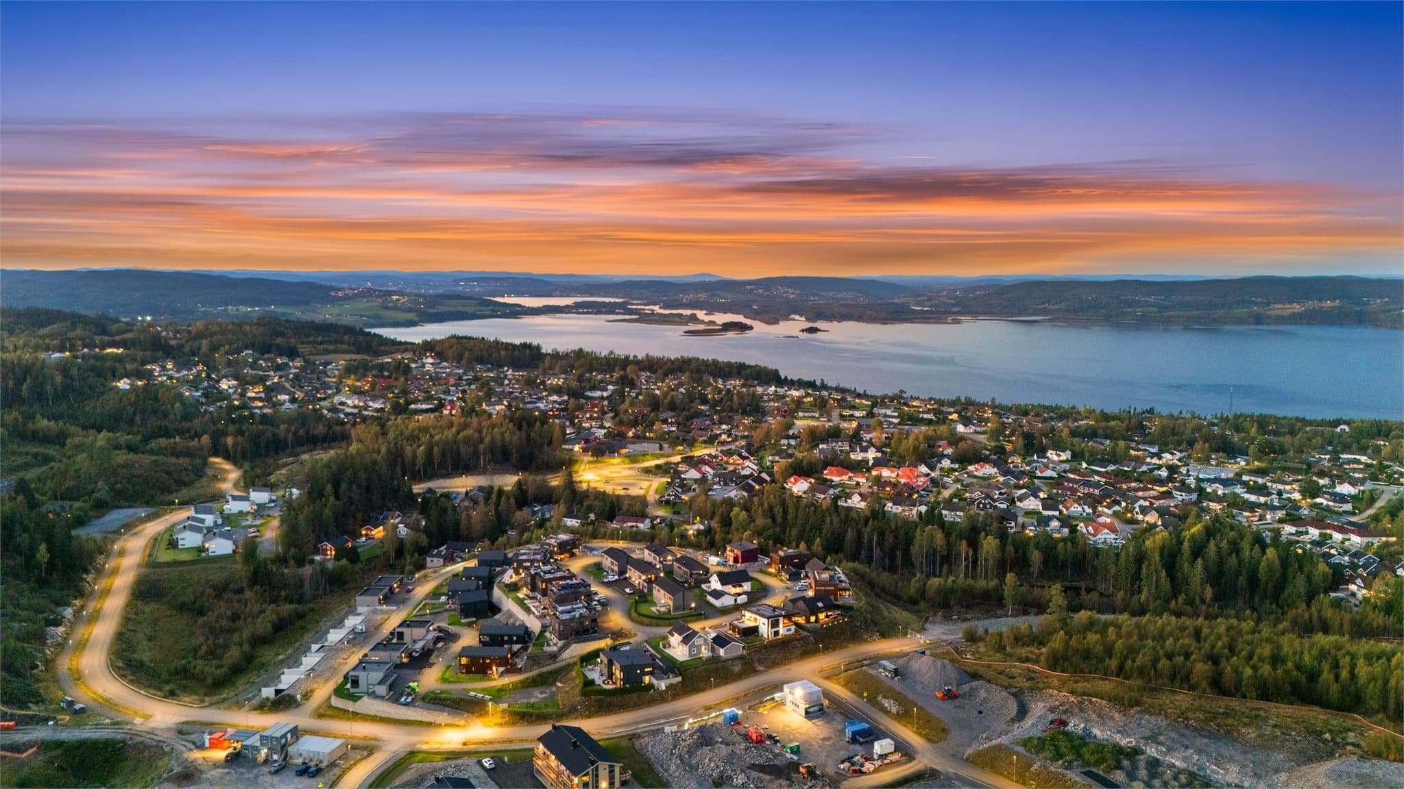 Nærområdet har skoler, barnehager, offentlig kommunikasjon og nydelige rekreasjonsområder