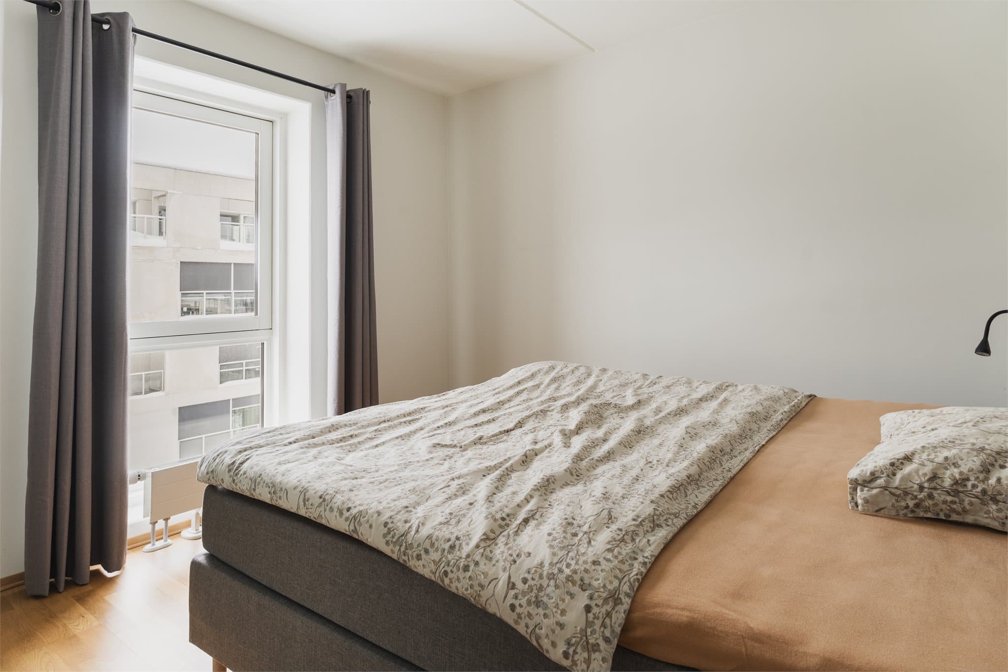 Lyst hovedsoverom med god plass til dobbeltseng og garderobeløsning.