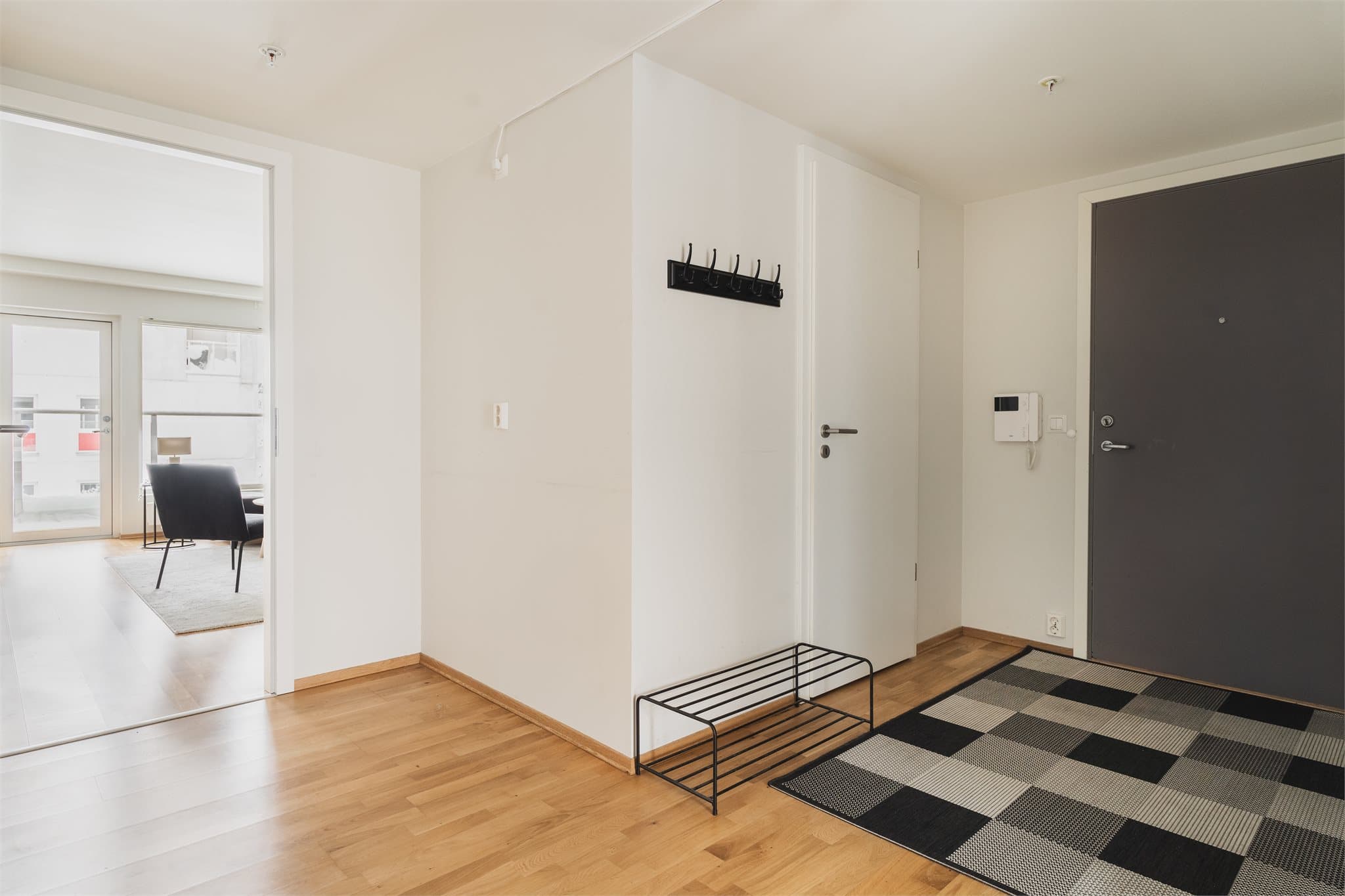 Entré med god oppbevaring og et naturlig førsteinntrykk av leilighetens stilrene preg.