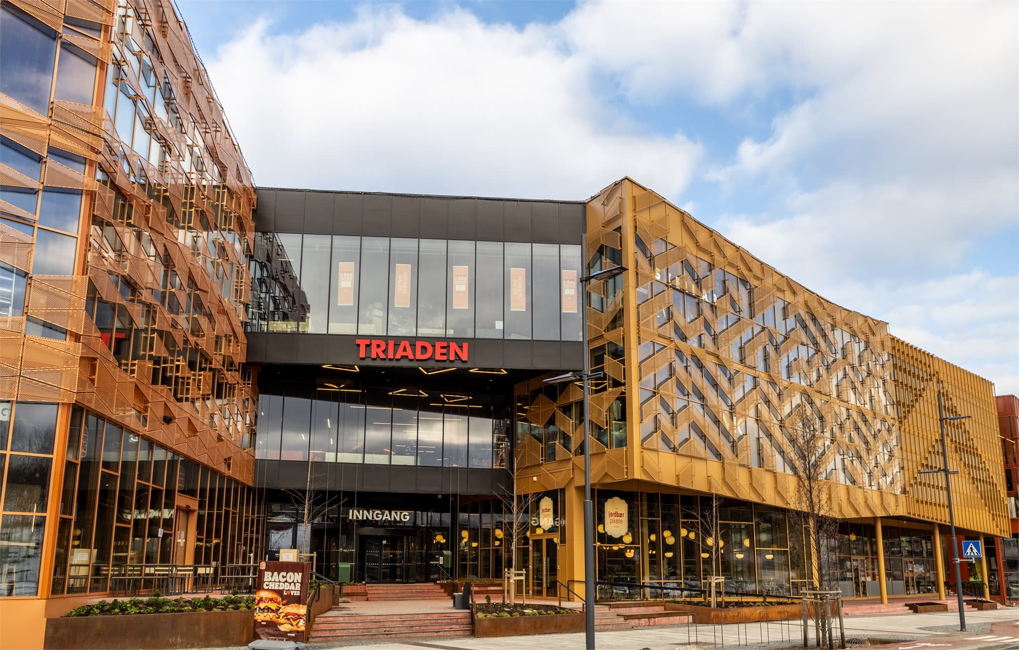 Triaden ligger rett ved leiligheten og tilbyr det meste man trenger av servicetilbud.