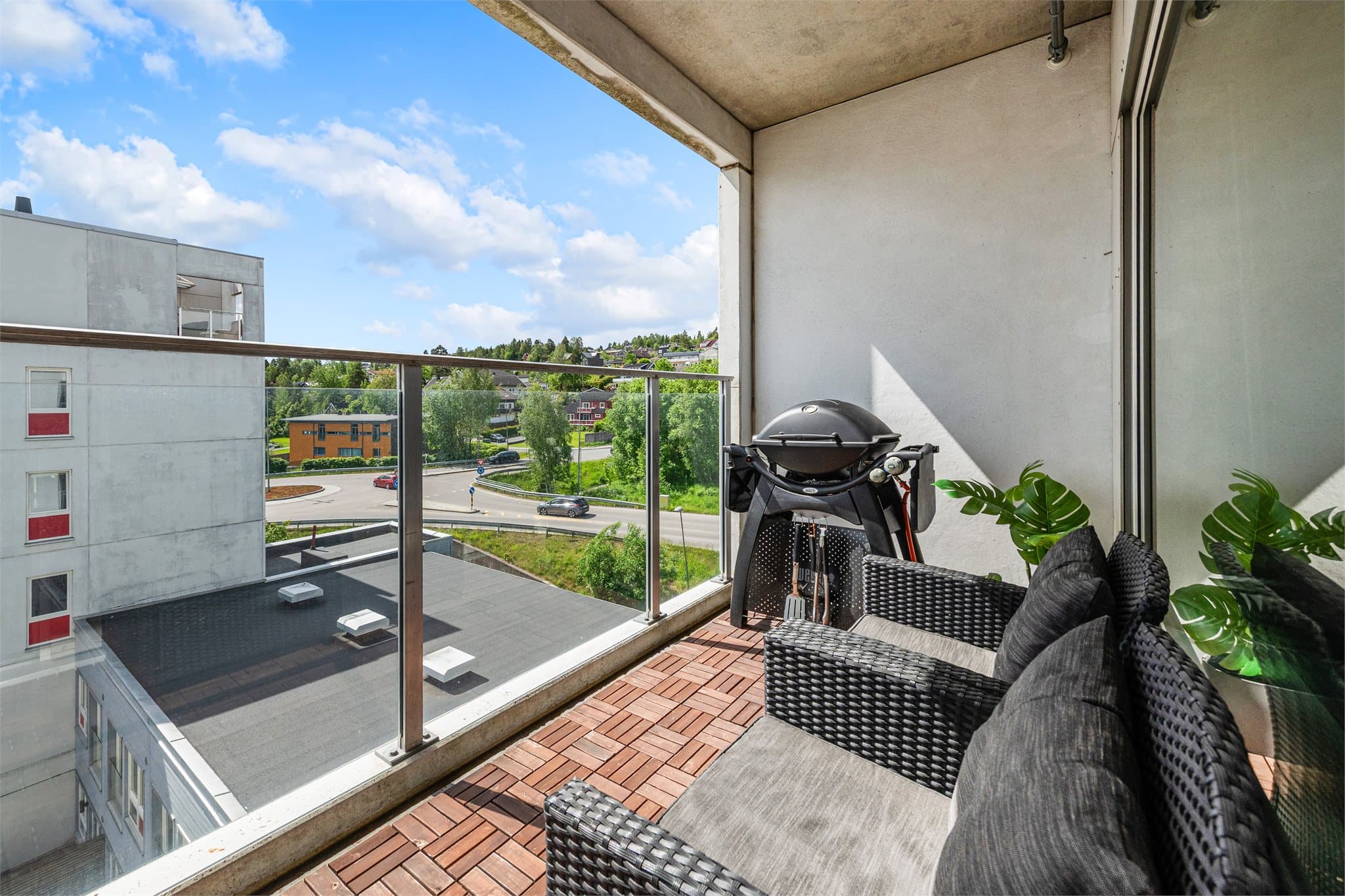 Romslig balkong med plass til utemøbler – perfekt for morgenkaffen eller kveldssolen.
