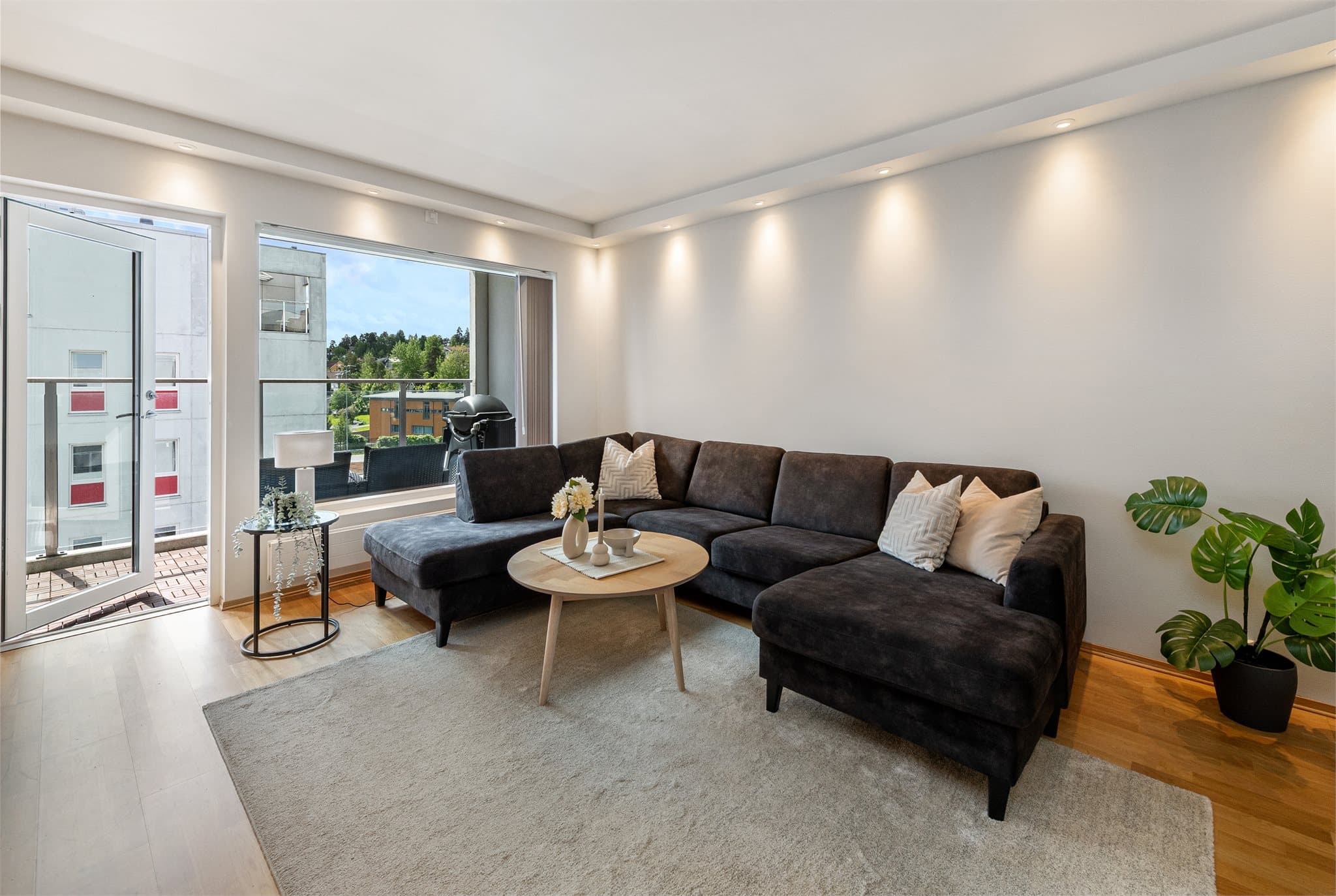 En lys og gjennomgående leilighet med en praktisk planløsning og balkong.