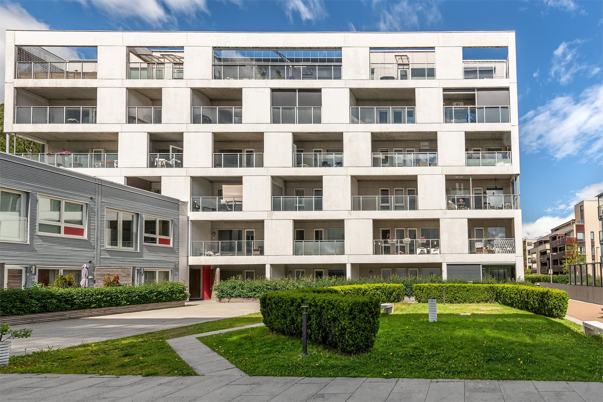 Trygt og tilrettelagt bomiljø med garasjeplass i kjeller og mulighet for elbillader.