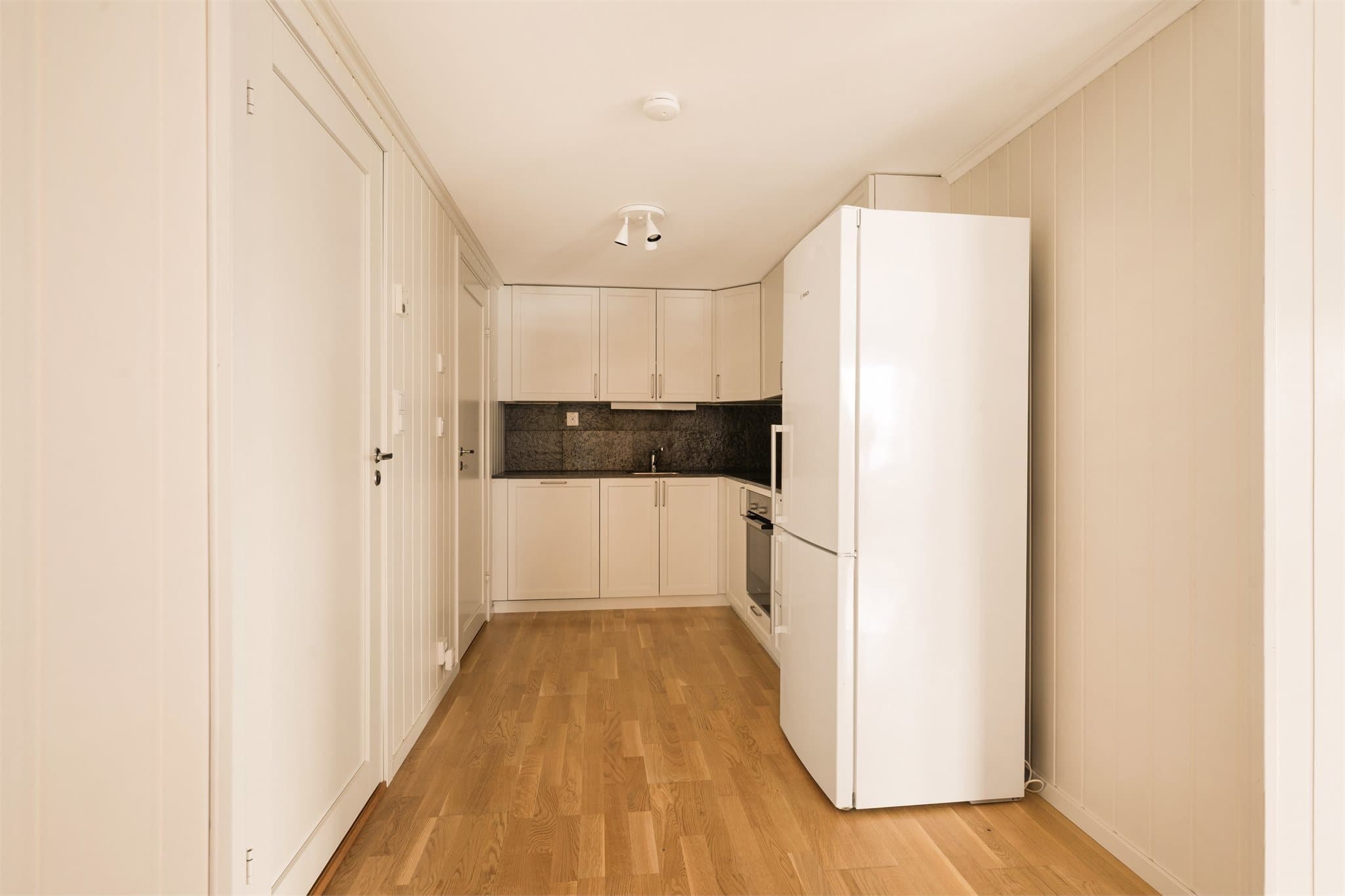 Kjøkkenet har integrert koketopp, stekeovn og oppvaskmaskin.