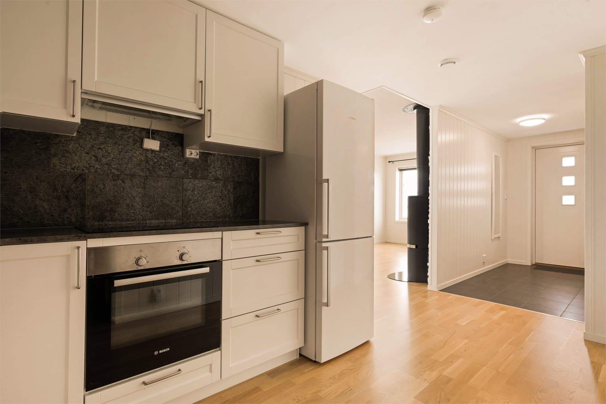 Fra entreen kommer man rett inn til kjøkkenet og stuen.