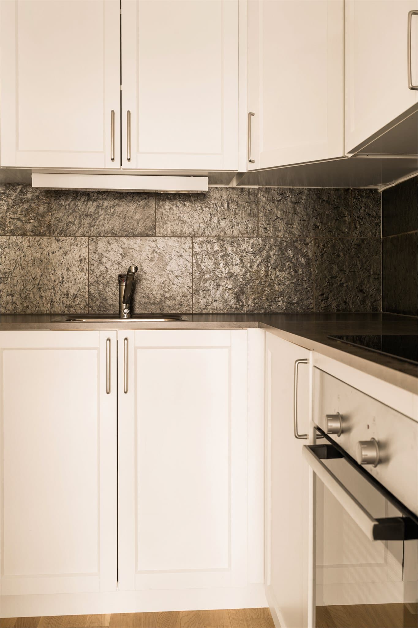 Mellom benk og overskap er det montert fliser.