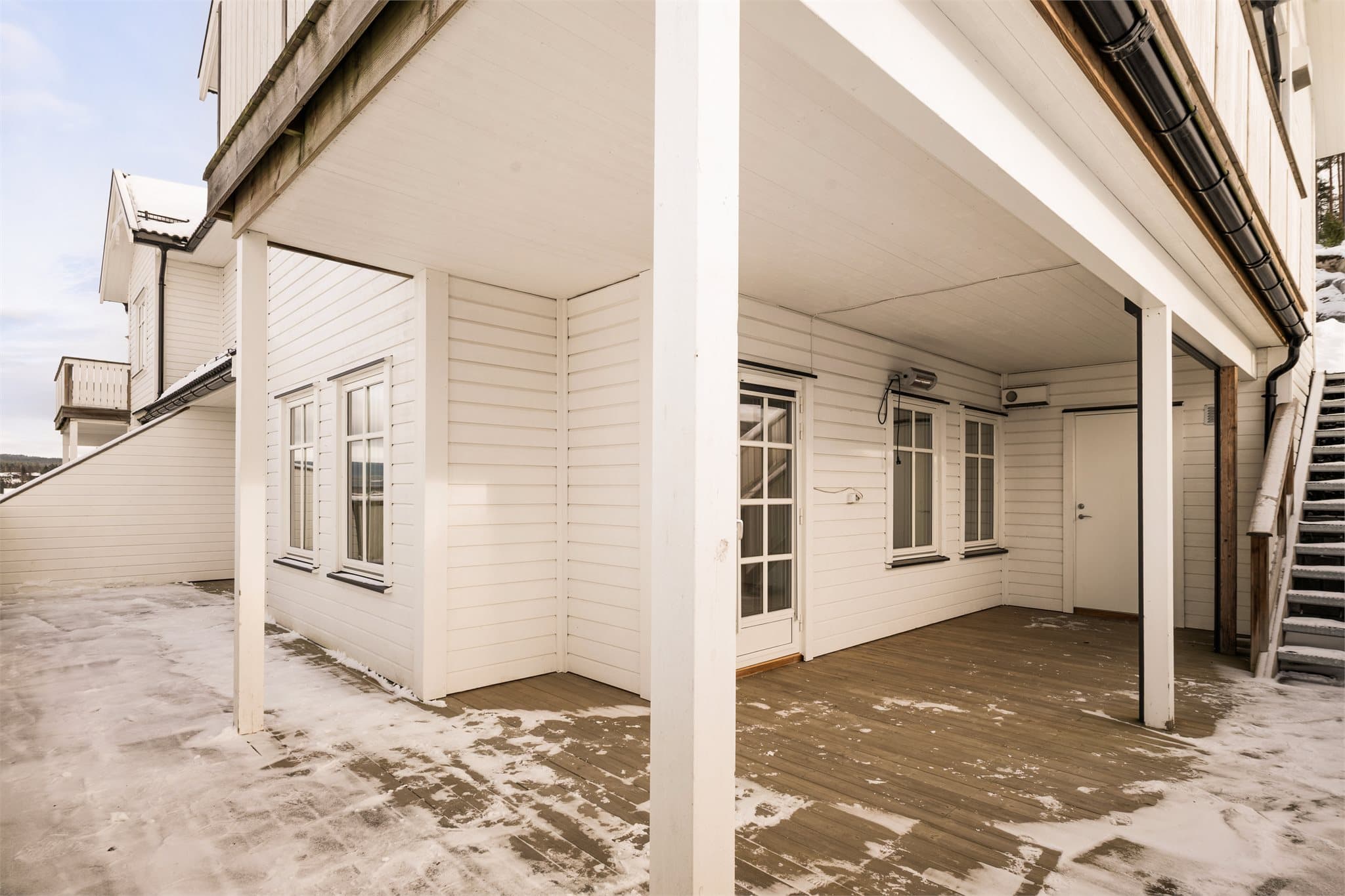 Leiligheten ligger i byggets underetasje og inngangspartiet er overbygd. Leiligheten har en omkransende terrasse.