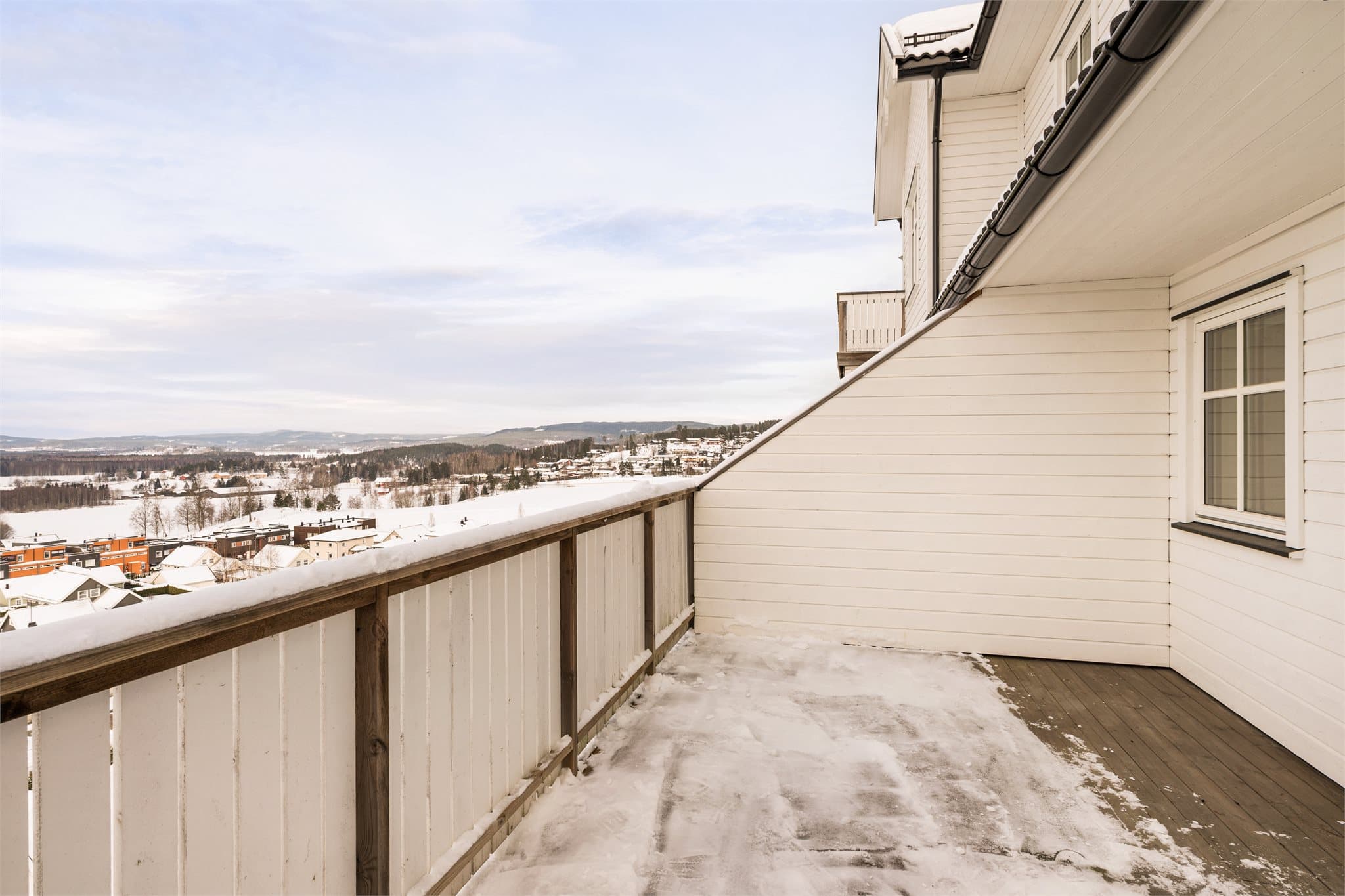 Fra terrassen har man nydelig utsikt.