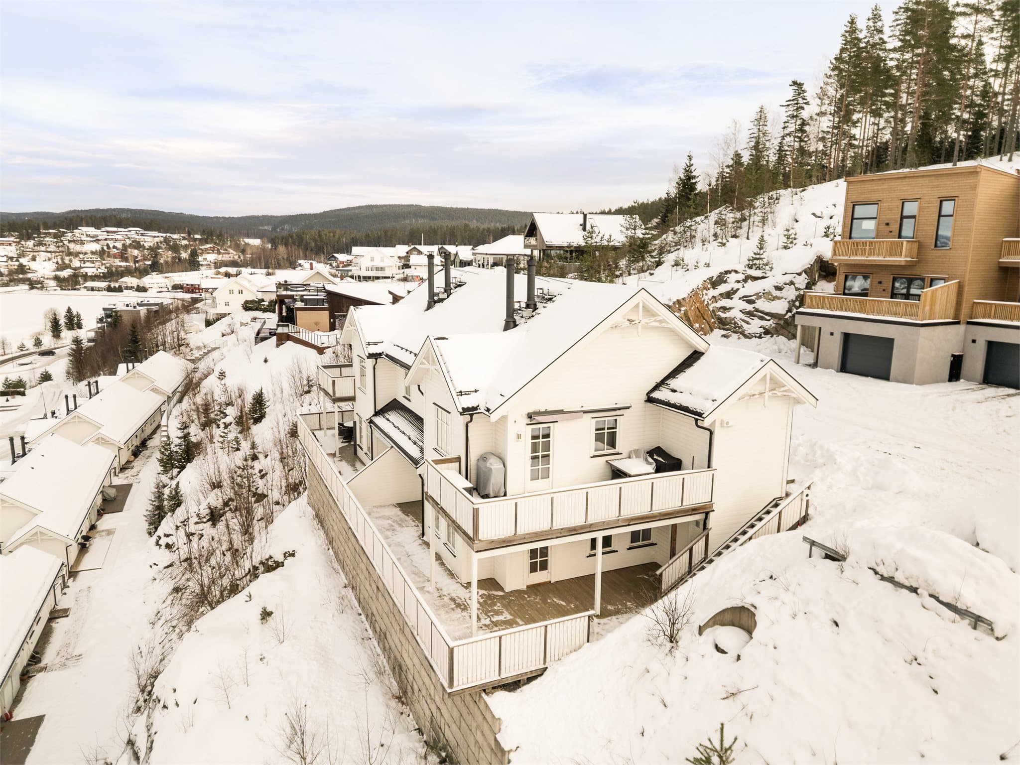 Fra eiendommen er det sykkelavstand til Bjørkelangen barne- og ungdomsskole.