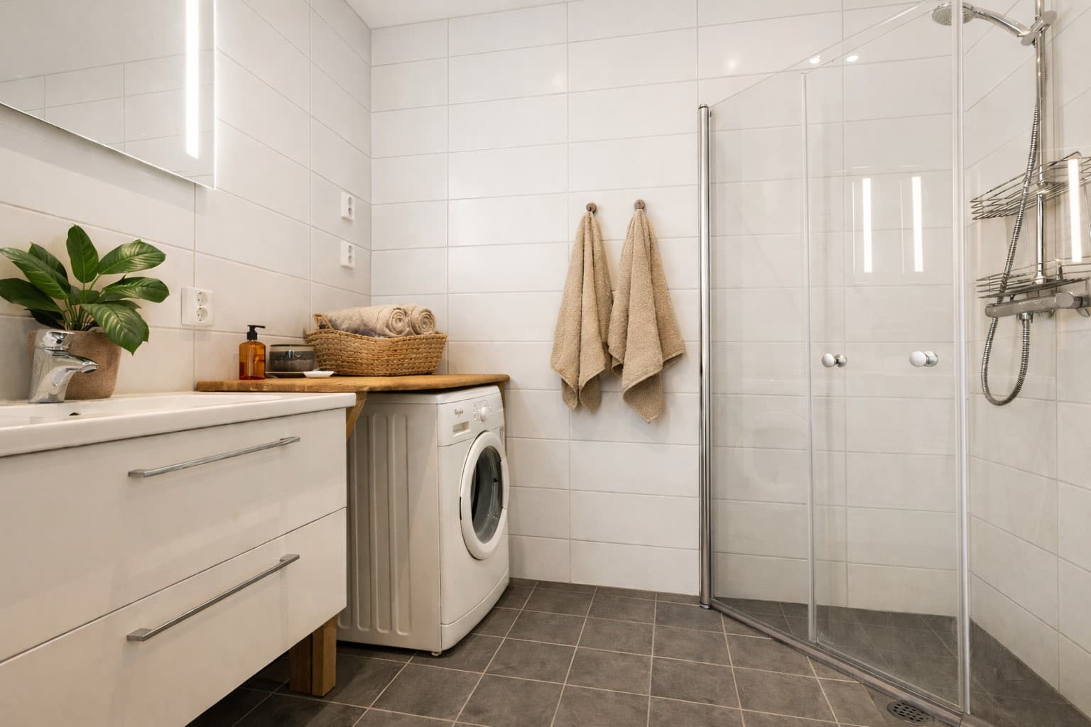 Flislagt baderom med gulvvarme. Digitalt møblert.