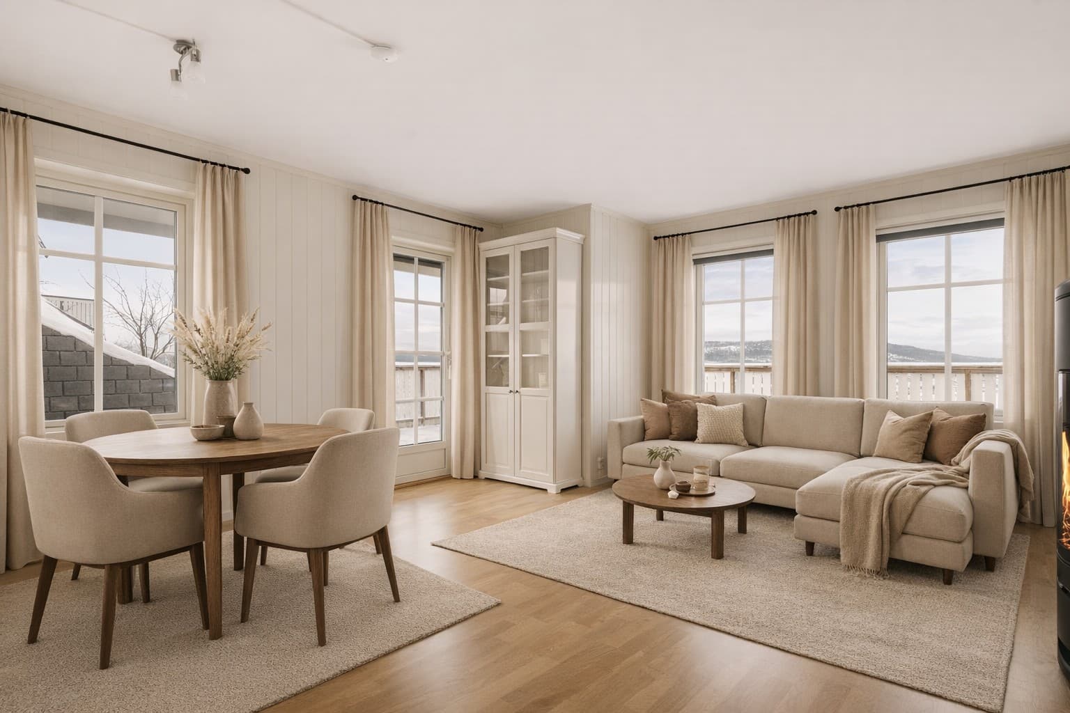 Stuen er lys og luftig med vindusflater i to himmelretninger. Digitalt møblert.