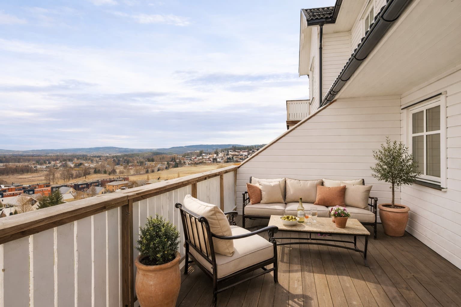 Ved inngangspartiet er det terrasse med fin utsikt over nærområdet og det er god plass til flere sittegrupper. Det er videre utgang fra stuen til delvis overbygget terrasse og utebod.
