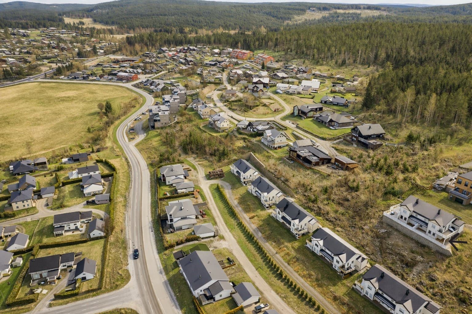 Leiligheten ligger i byggets underetasje og inngangspartiet er overbygd. Leiligheten har en omkransende terrasse.