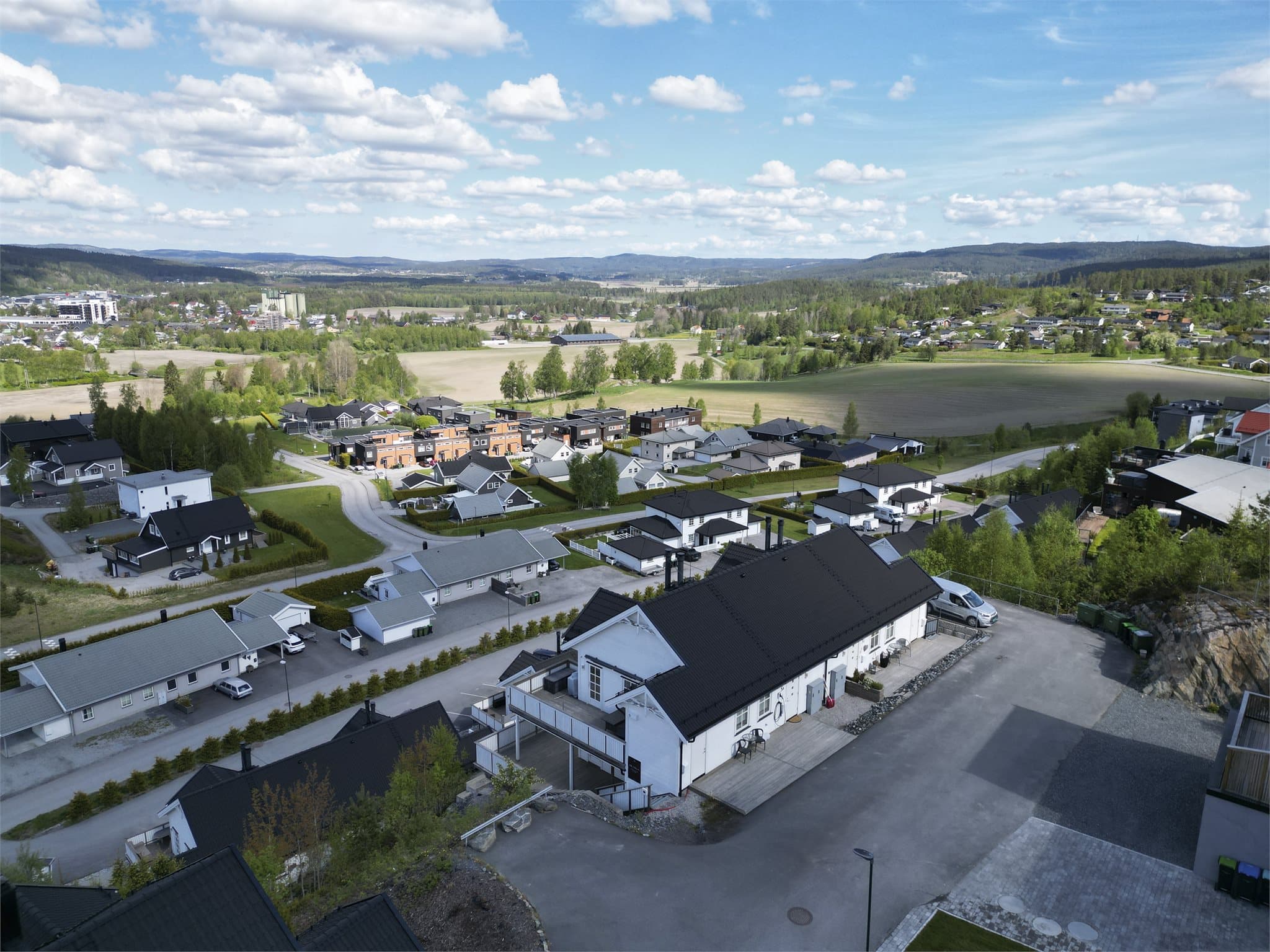 Leiligheten ligger i byggets underetasje og inngangspartiet er overbygd. Leiligheten har en omkransende terrasse, biloppstillingsplass med ladeboks montert innen rekkevidde på rekkverk ved trappenedgangen.