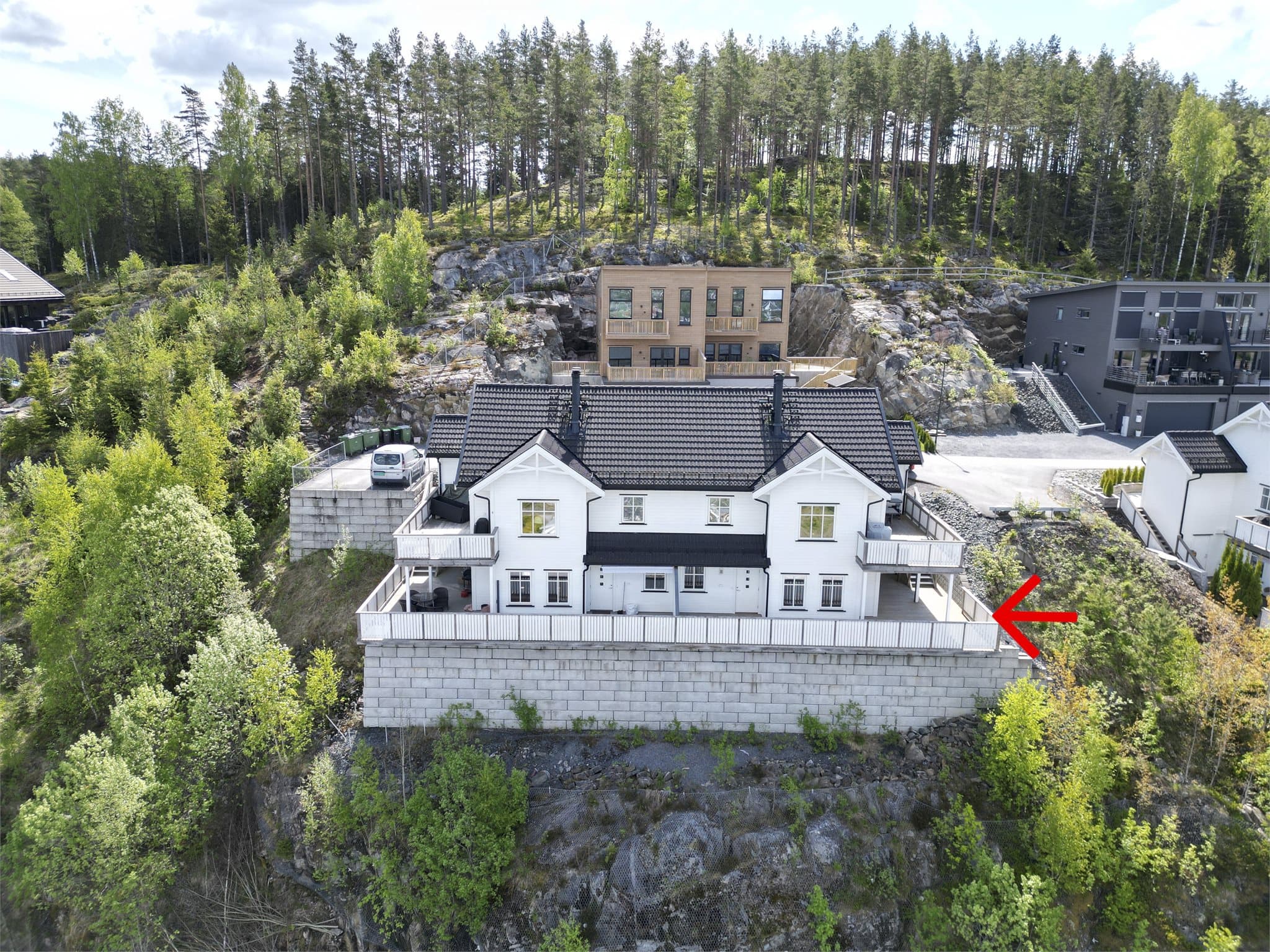 Leiligheten ligger i byggets underetasje og inngangspartiet er overbygd. Leiligheten har en omkransende terrasse.