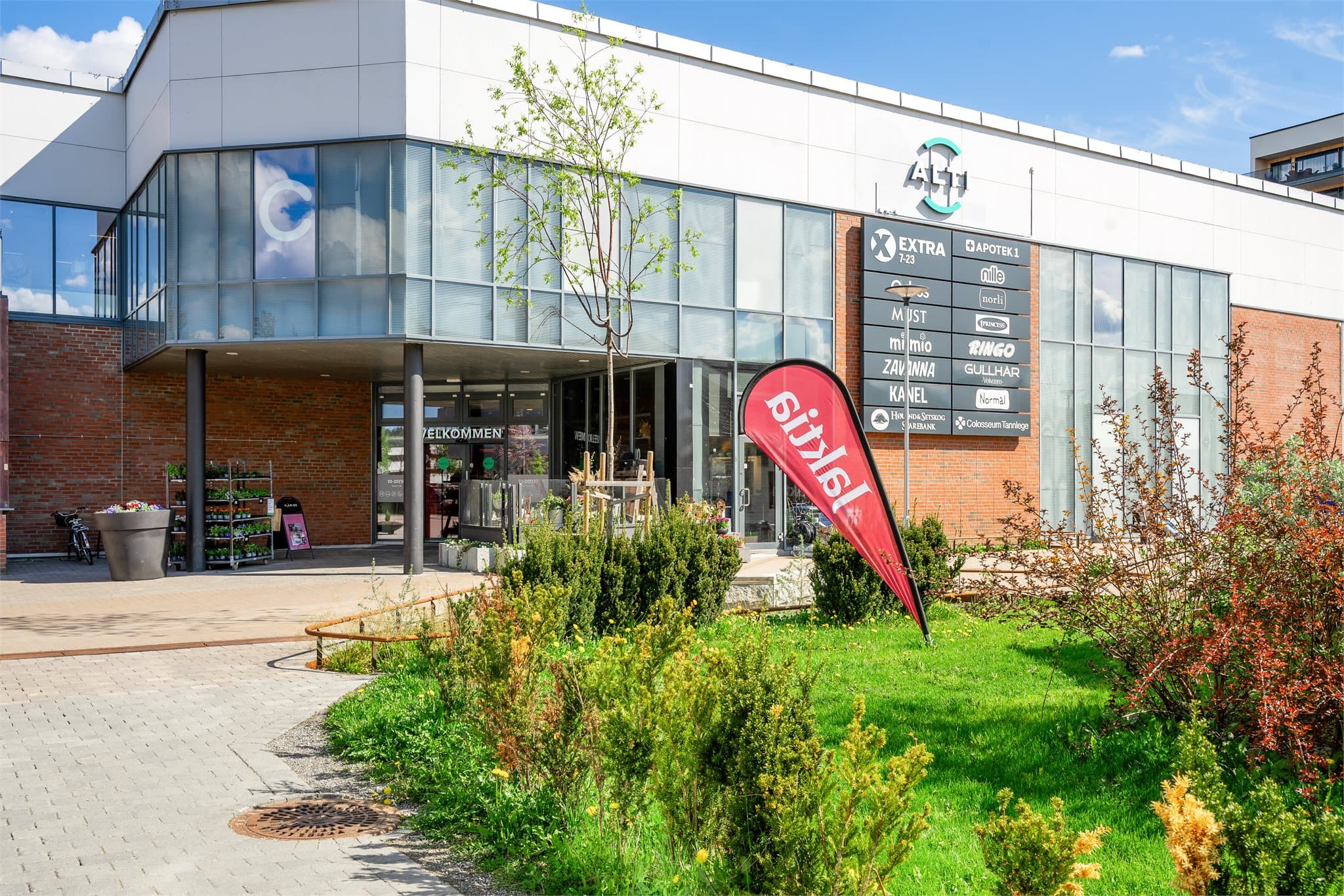Kort vei fra boligen finner man Alti Bjørkelangen – et moderne og attraktivt kjøpesenter som fungerer som et naturlig samlingspunkt i sentrum. Her tilbys et bredt utvalg av butikker, servicetjenester og hyggelige spisesteder samlet under ett tak.