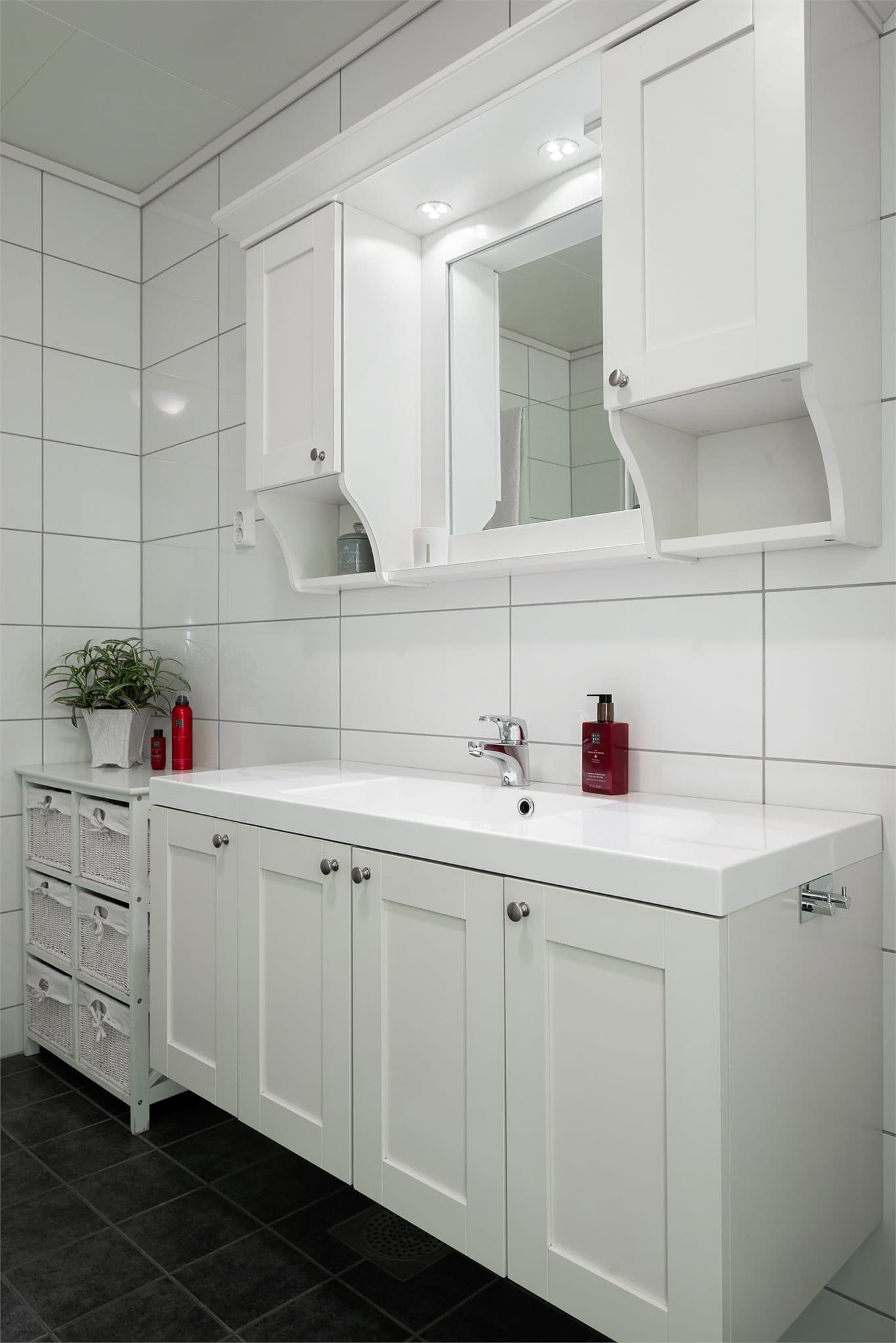 Badet er flislagt og har varme i gulv.