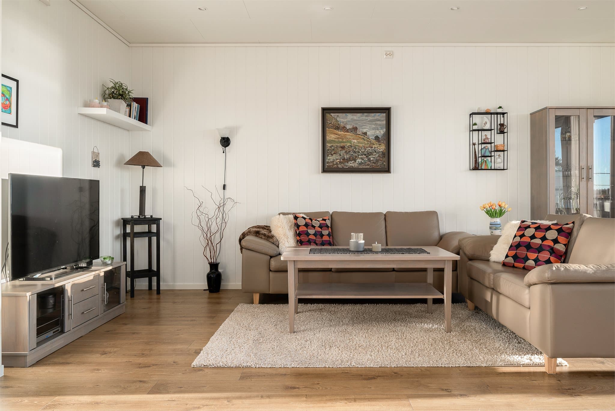 Stuen har god plass til både sofagruppe og øvrig møblement.