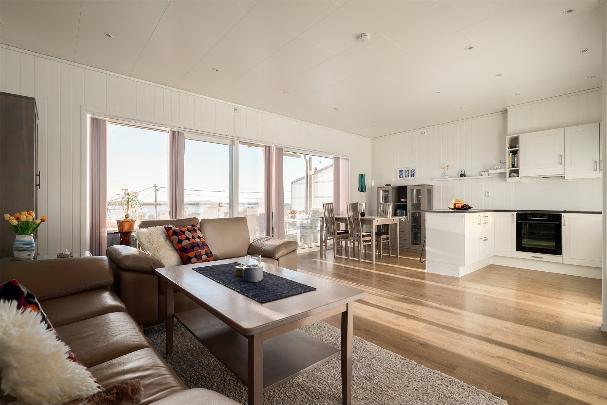 Store vindusflater i stuen slipper inn rikelig med dagslys.