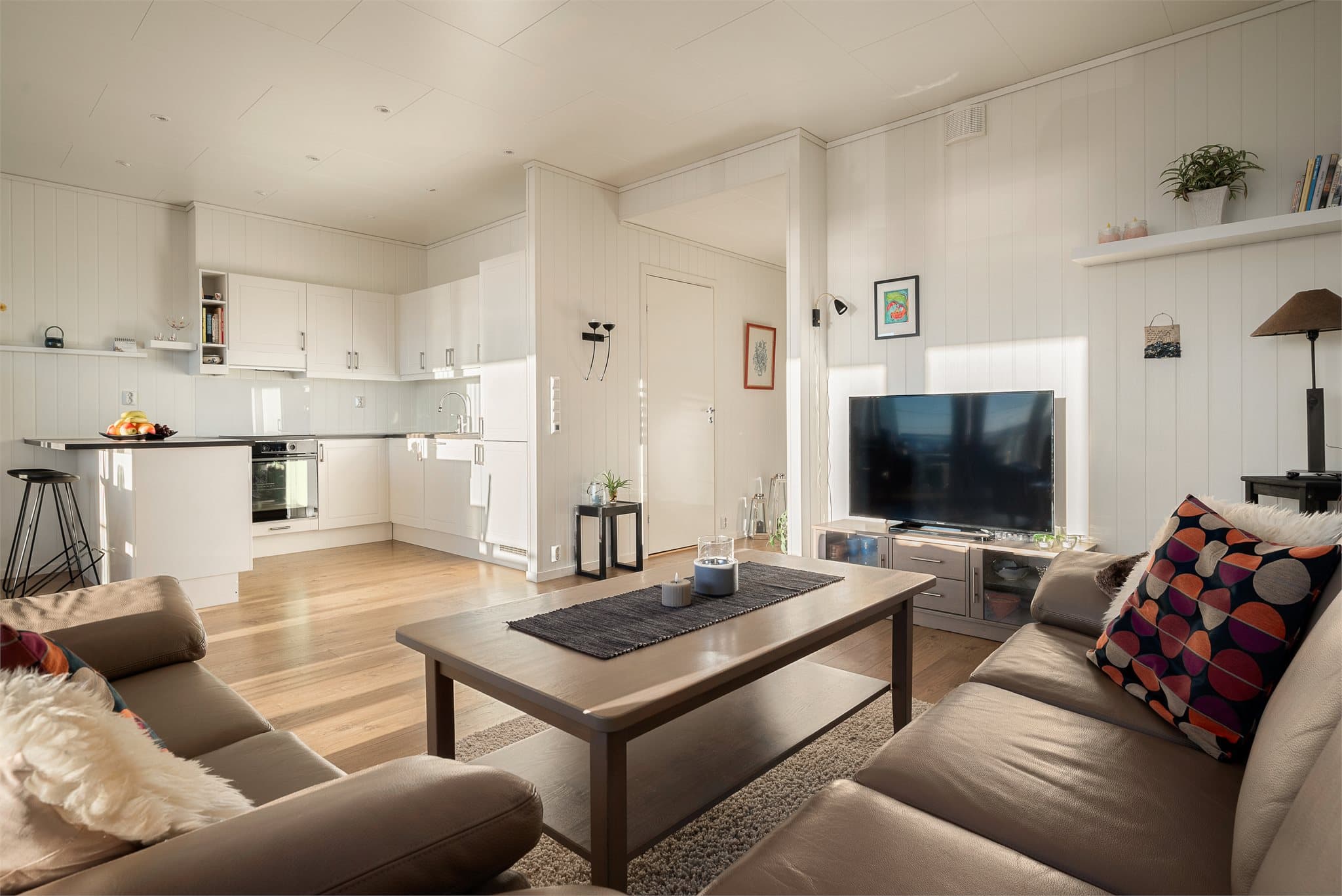 Boligen har en god og romslig planløsning med spotbelysning som gir en god atmosfære på kveldstid.