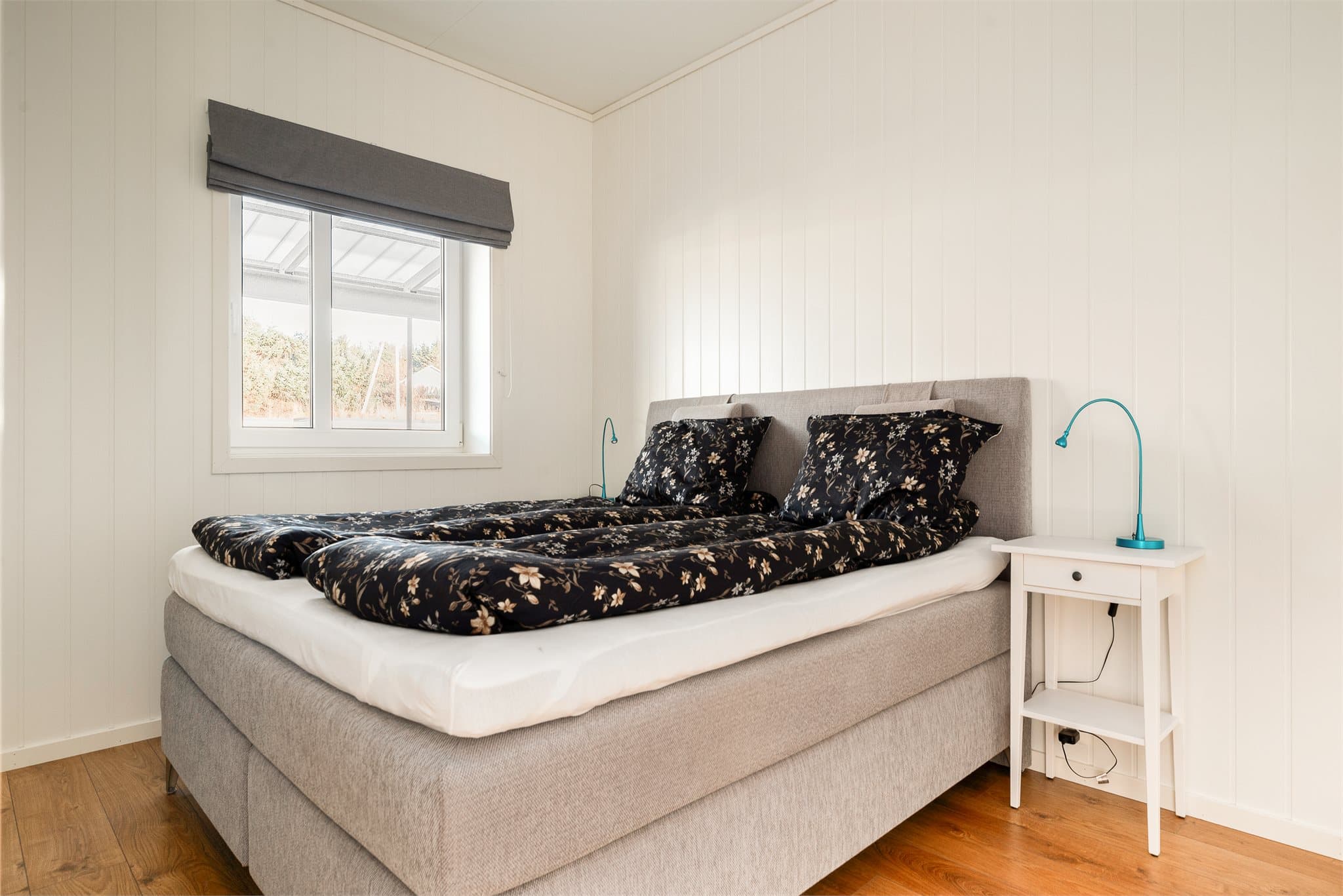 Hovedsoverommet er romslig og har god plass til dobbeltseng og tilhørende møblement.