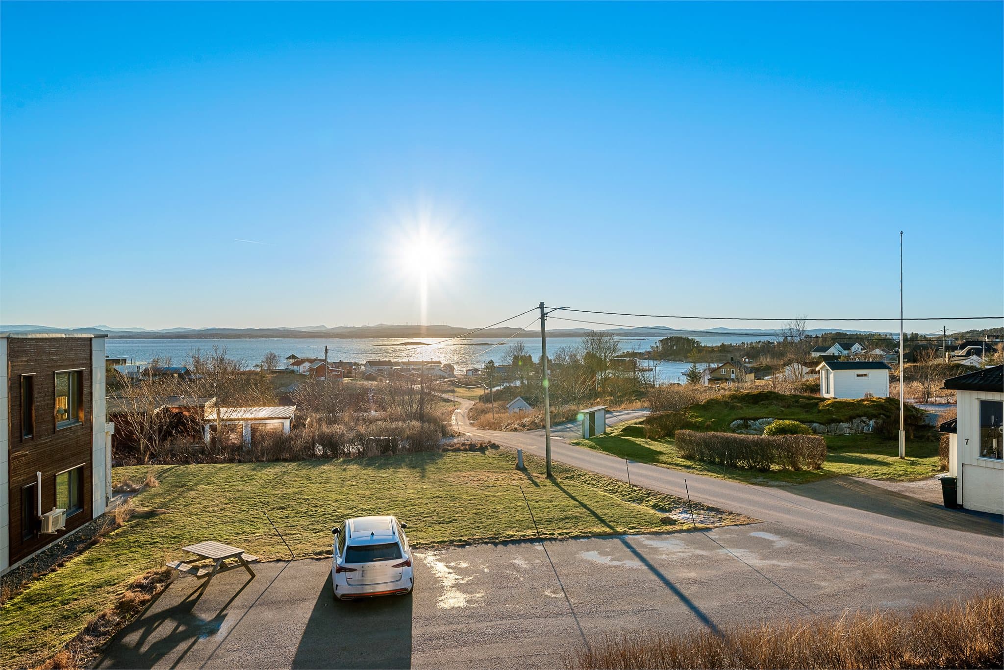 Fra verandaen kan man nyte en fantastisk utsikt over både natur og sjø.