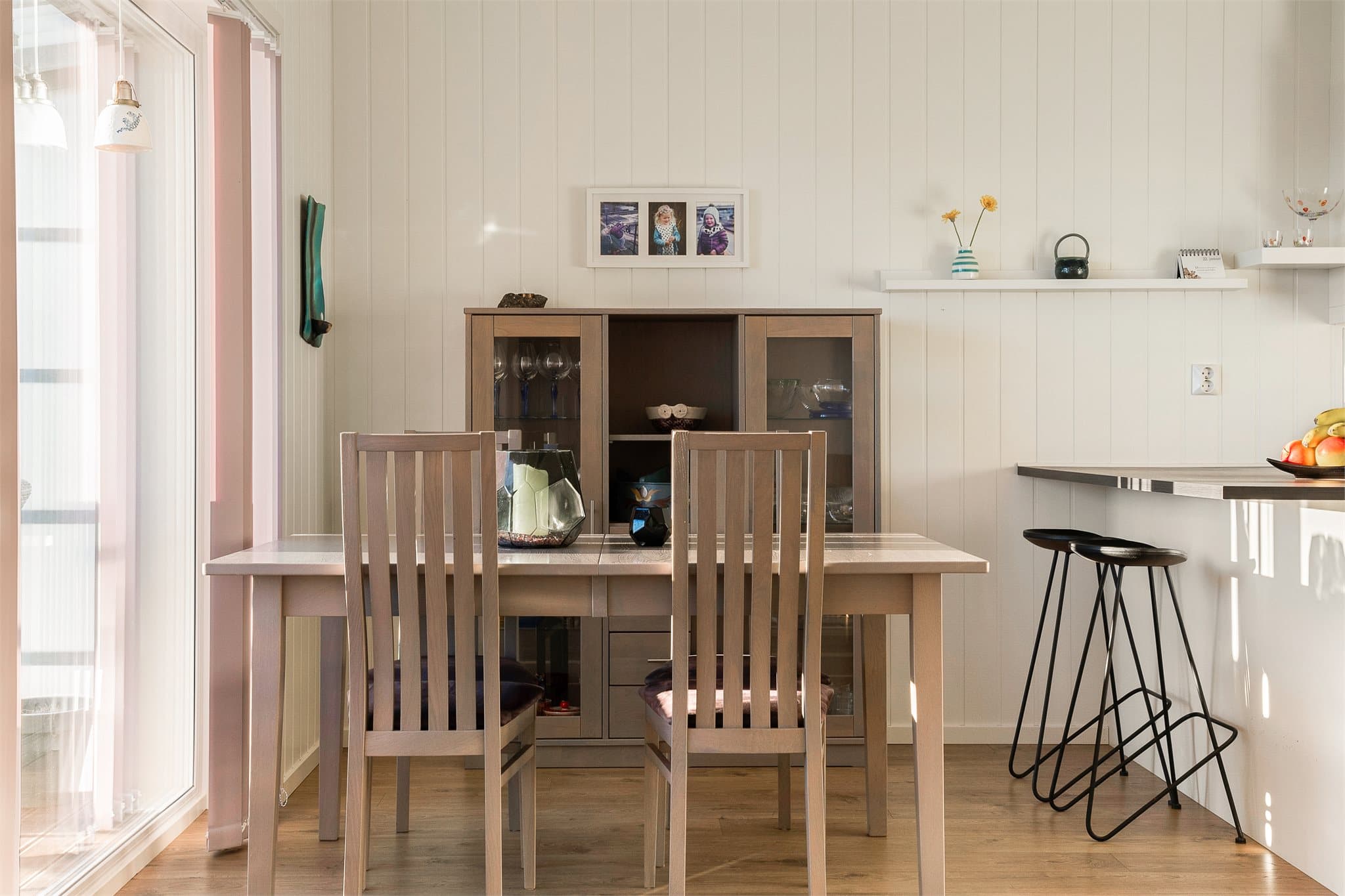 Ved kjøkkenet er det en hyggelig plass for spisebordet hvor du kan nyte utsikten mens du spiser.