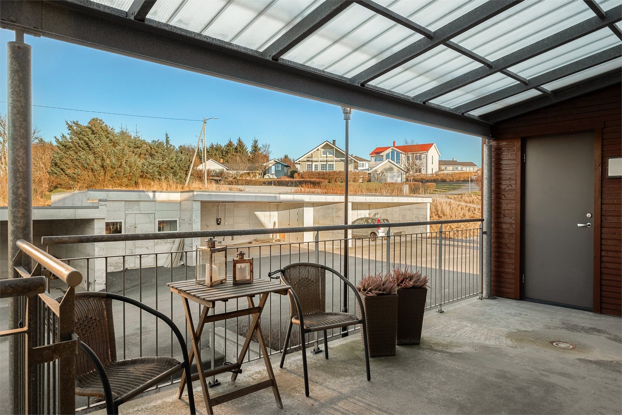 Leiligheten har et trivelig og innbydende inngangsparti med god plass til møblement, samt tilgang til en praktisk utvendig bod.