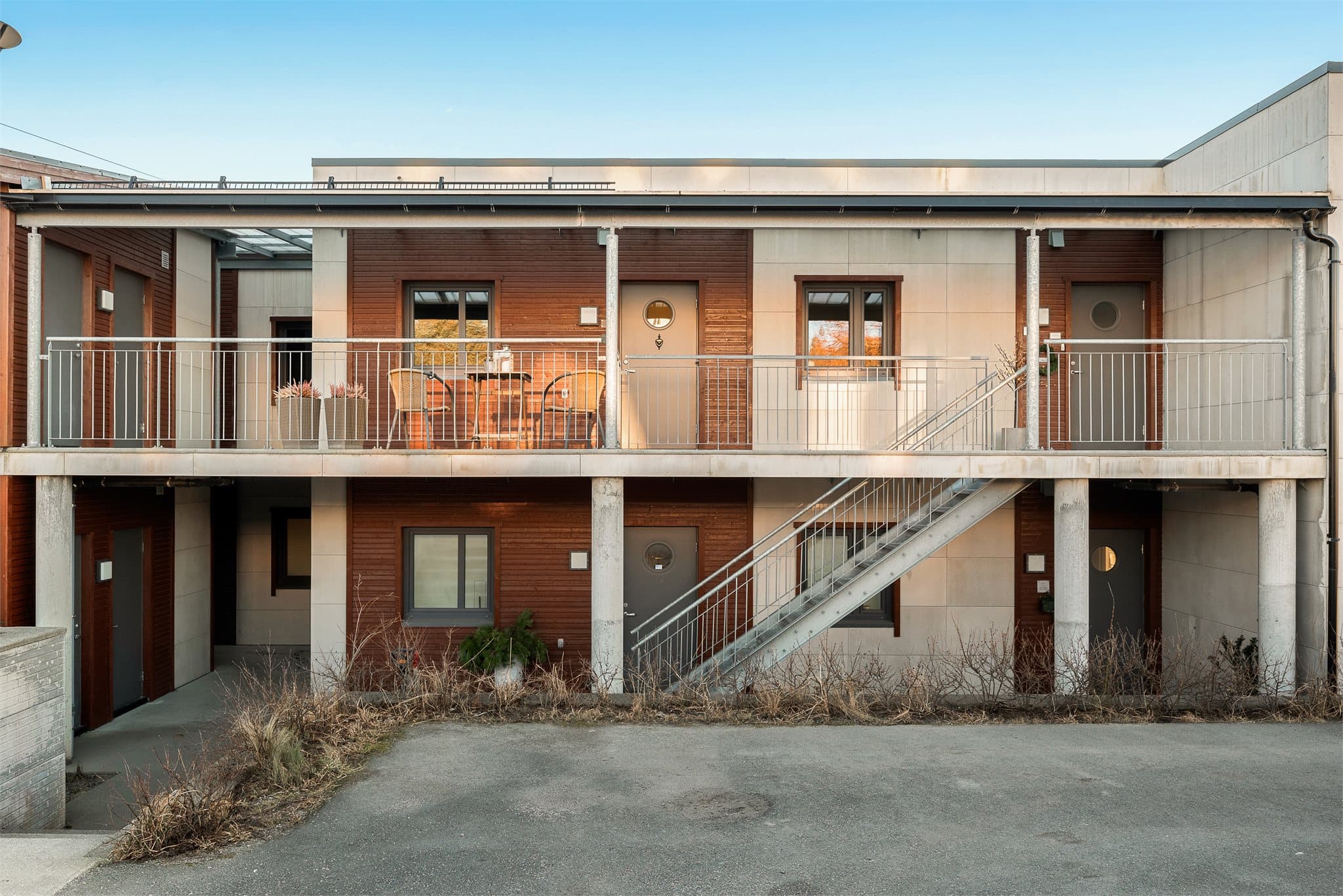 Leiligheten har flott beliggenhet i byggets 2. etasje med gode solforhold og nydelig utsikt.