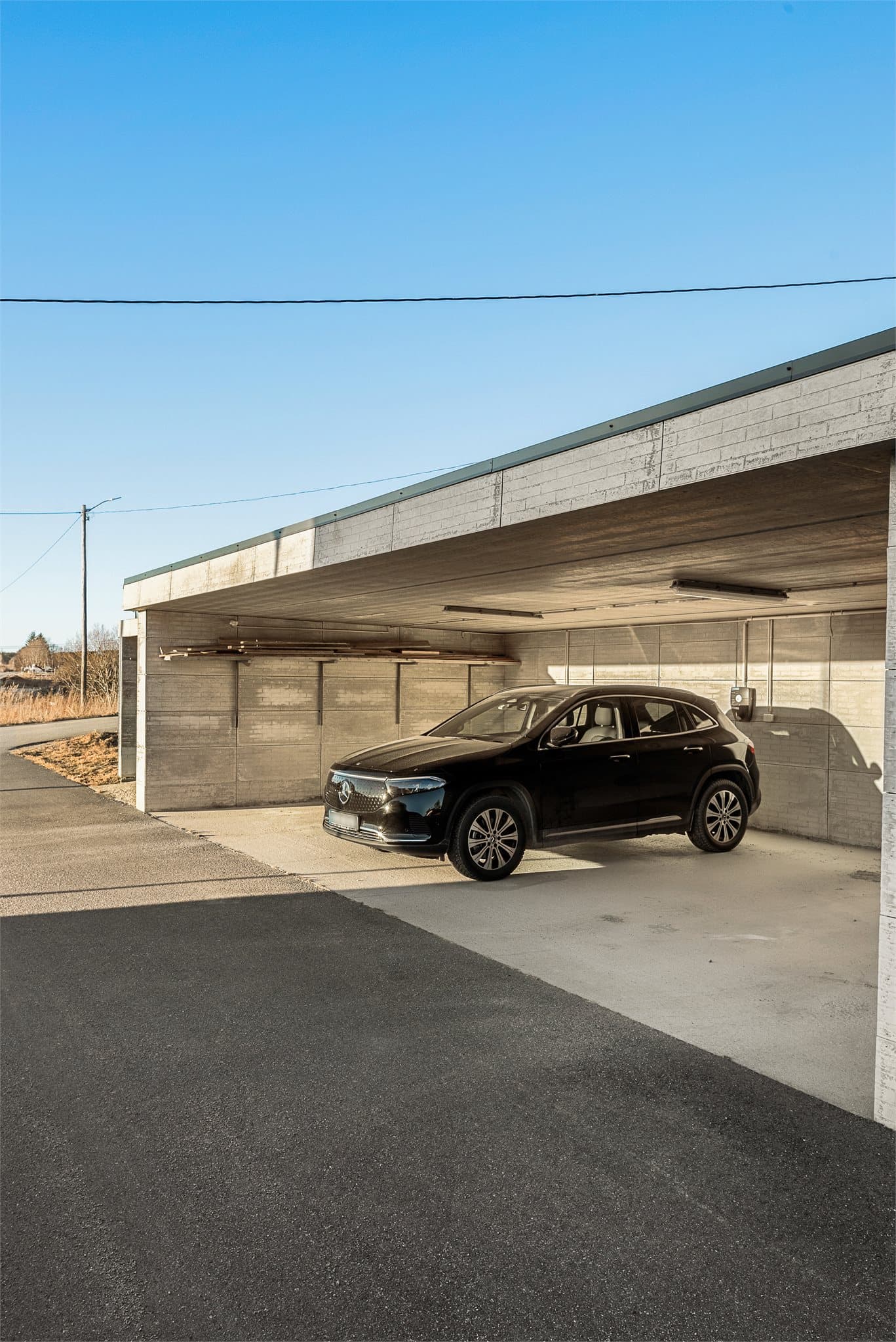 Alle seksjoner har parkeringsplass i carport. Sameiet har montert ladebokser i carportene.