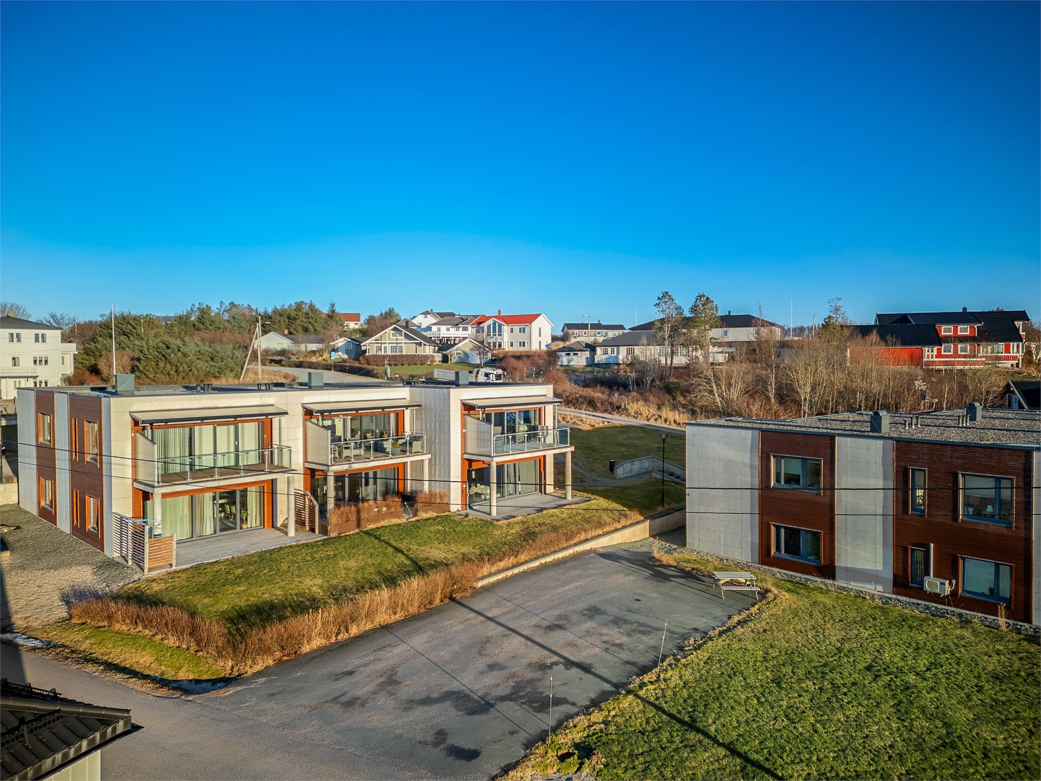 Området er barnevennlig og rolig, med kort vei til skog og mark samt et bredt utvalg av turmuligheter.