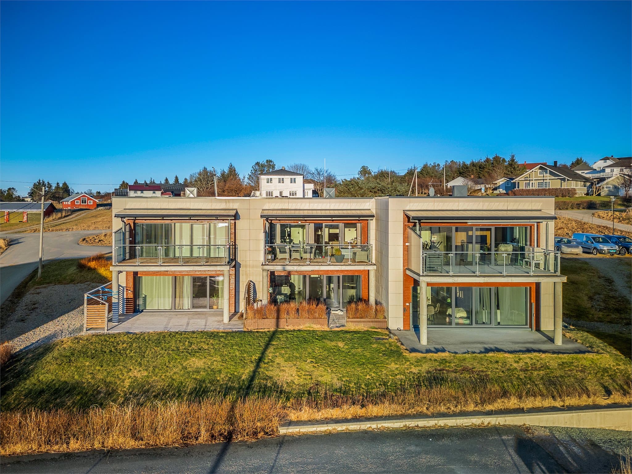 En velholdt og attraktiv 3-roms selveierleilighet med flott sjøutsikt!