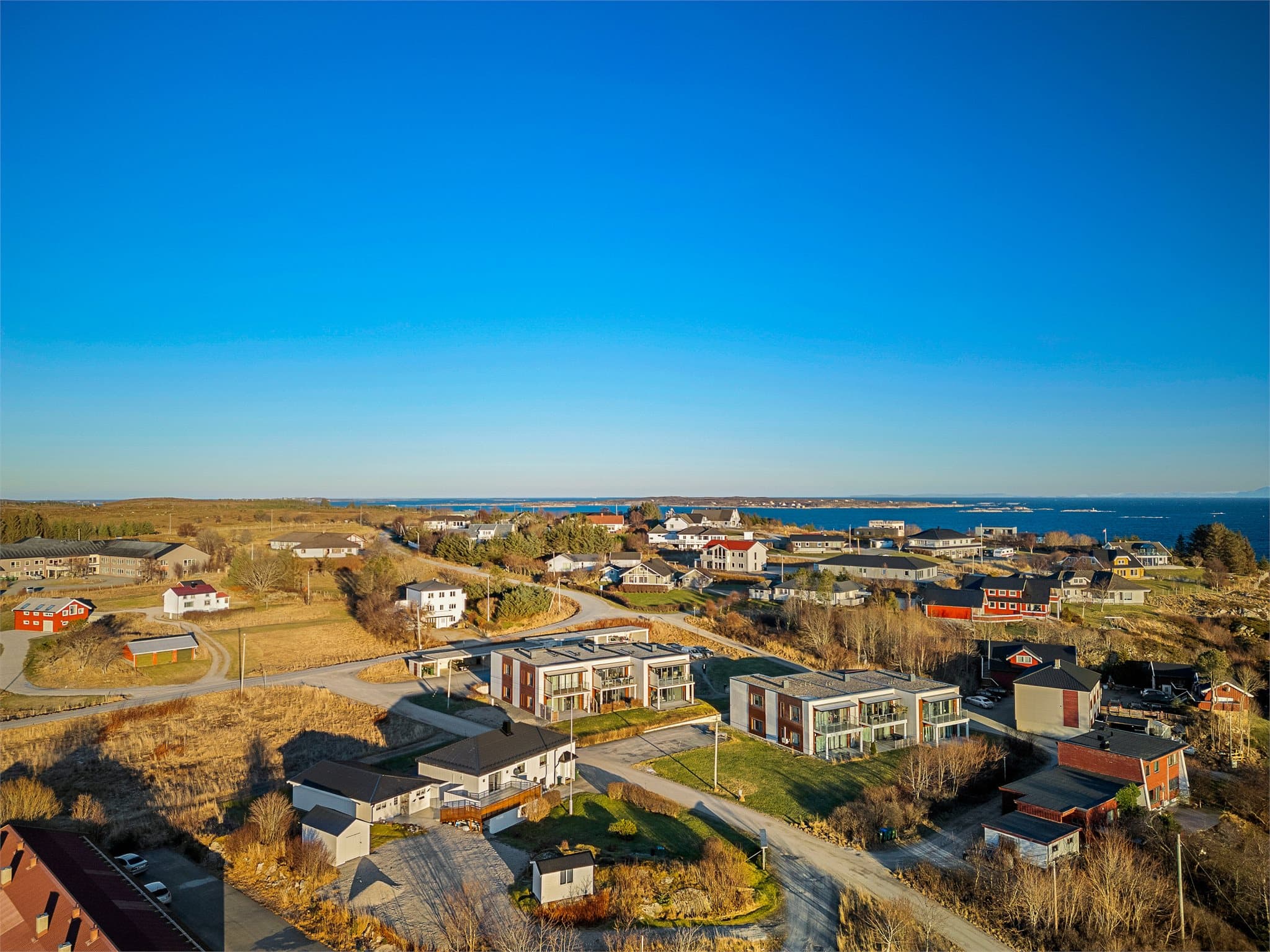 For dagligvarehandelen kan du spasere til Coop Prix Hamarvik på under ti minutter. Det er også flere skoler og barnehager i nærområdet hvor man kan gå på gangvei.