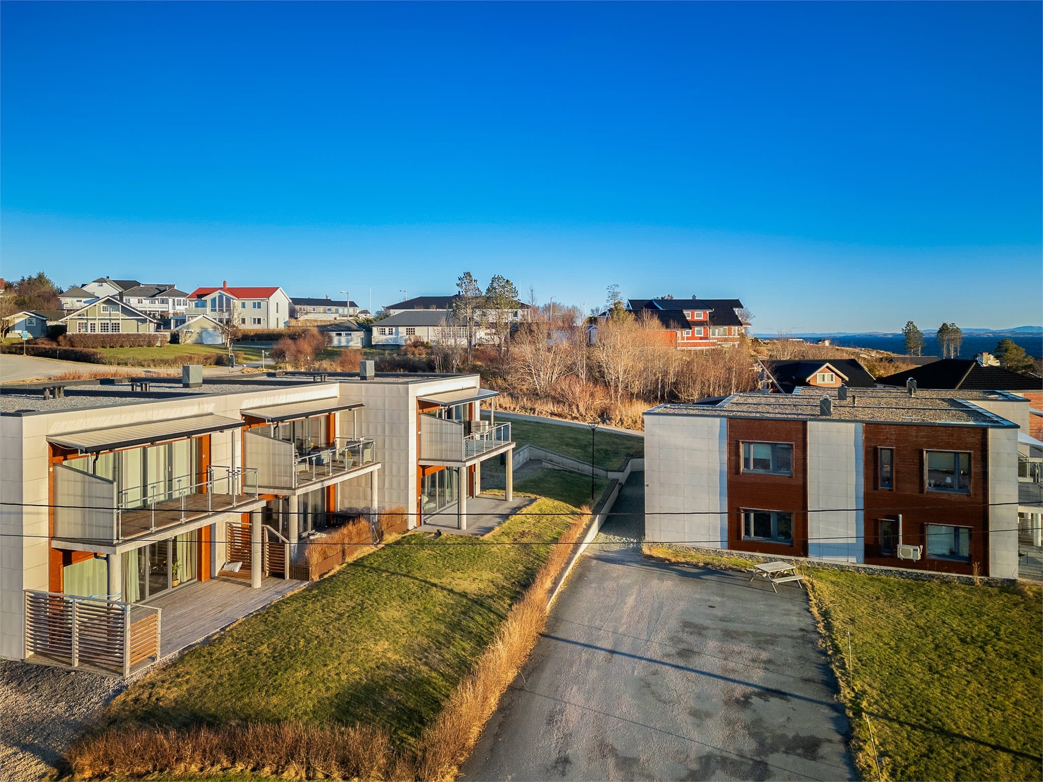 Med lite trafikk og støy er dette et område hvor barna kan leke fritt, og hvor du finner roen etter en travel dag.