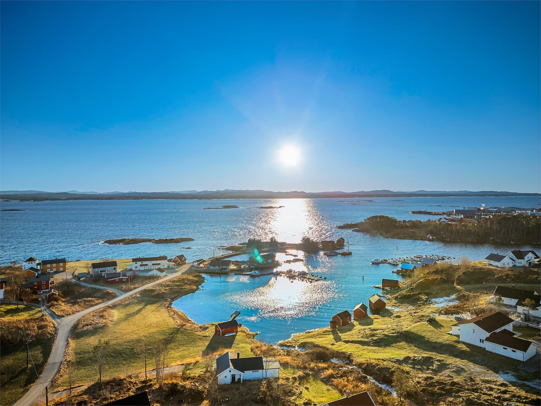 Gangavstand til sjøen med småbåthavn.