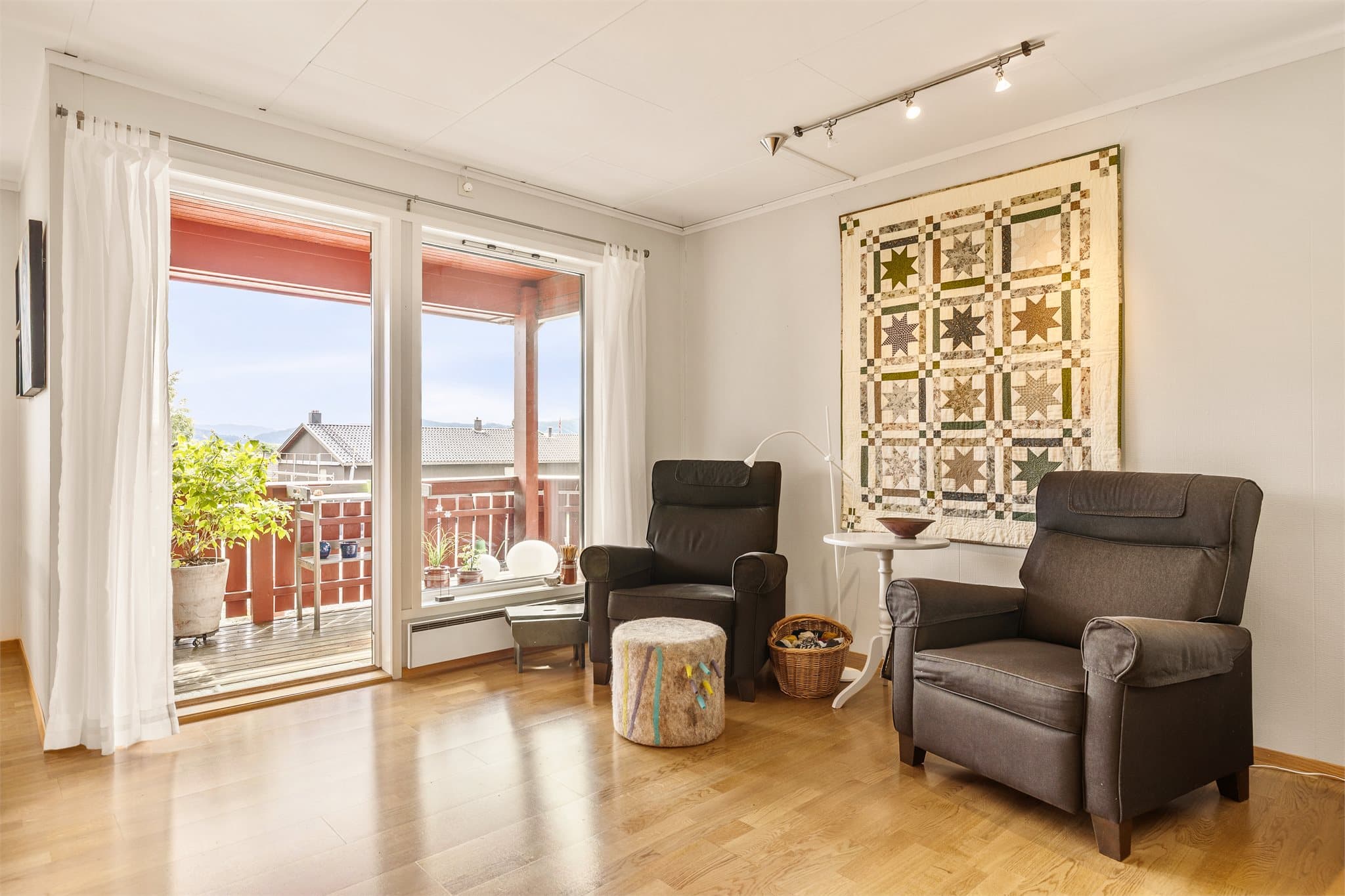 Fra stuen har du adkomst til en romslig terrasse som måler ca. 26 kvm.