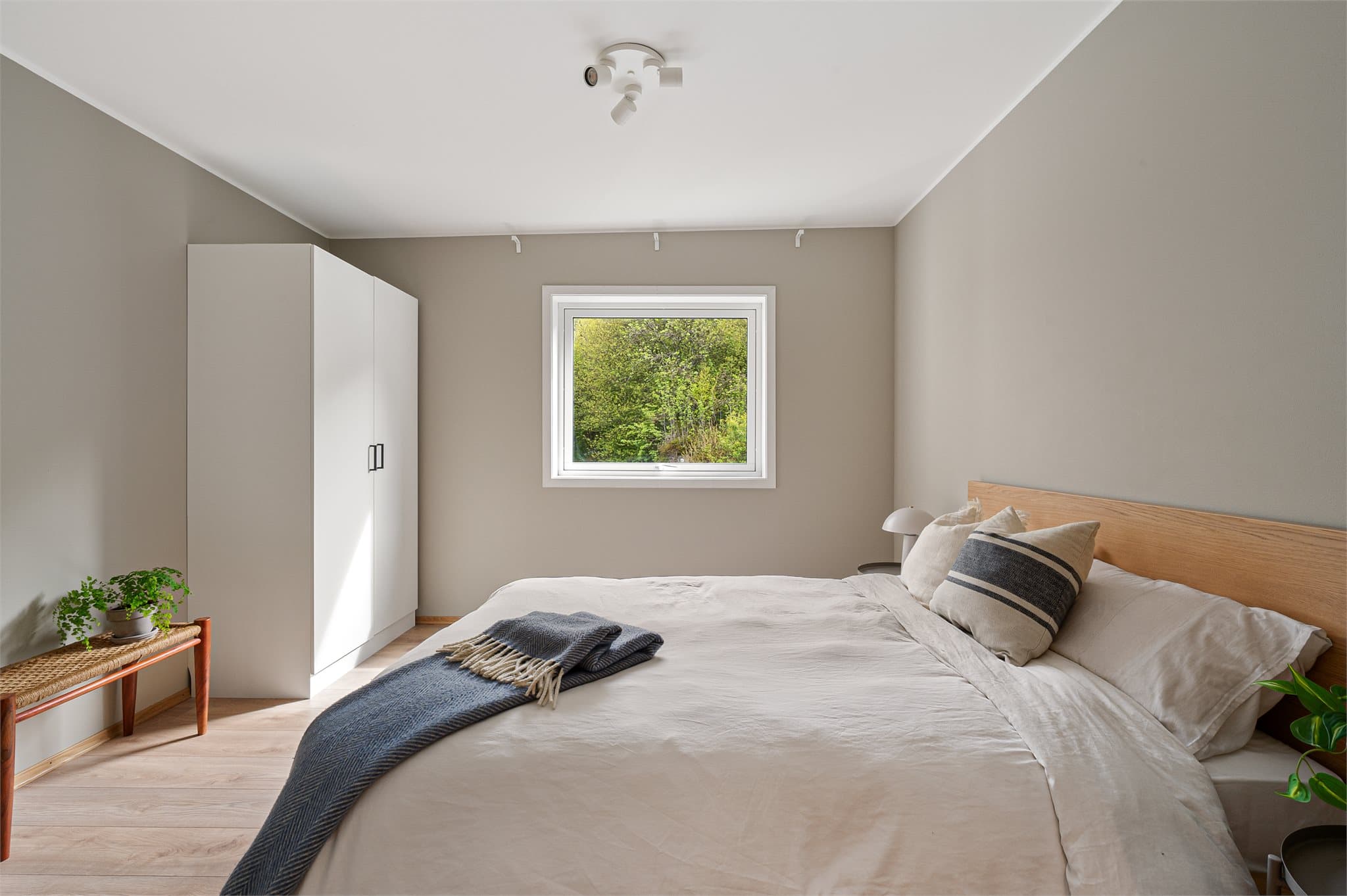- Leilighetens hovedsoverom måler 12,4m² -