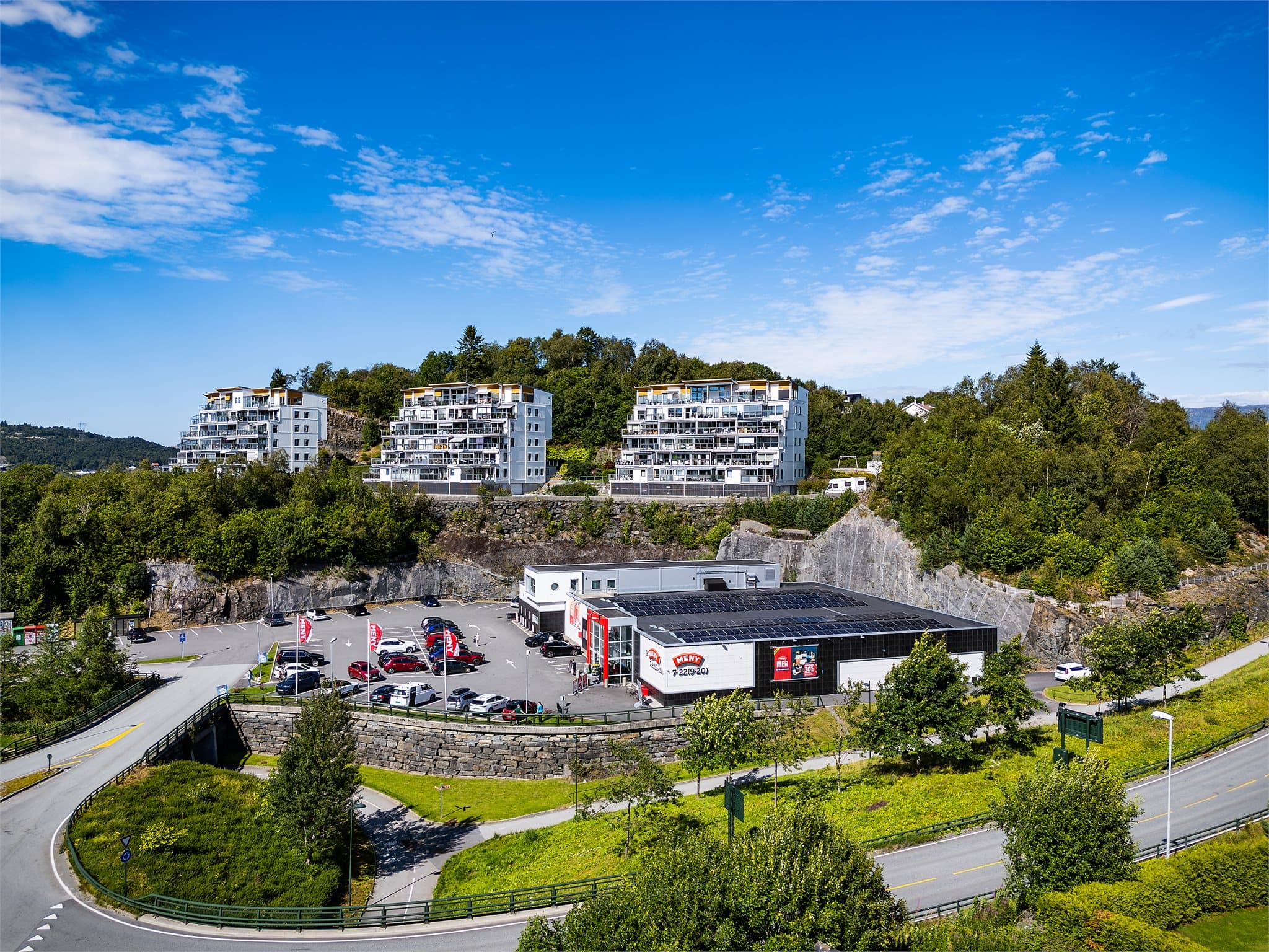 - Det er gangavstand til flere dagligvarebutikker. Meny Dolviken ligger en 6 minutters spasertur fra boligen -