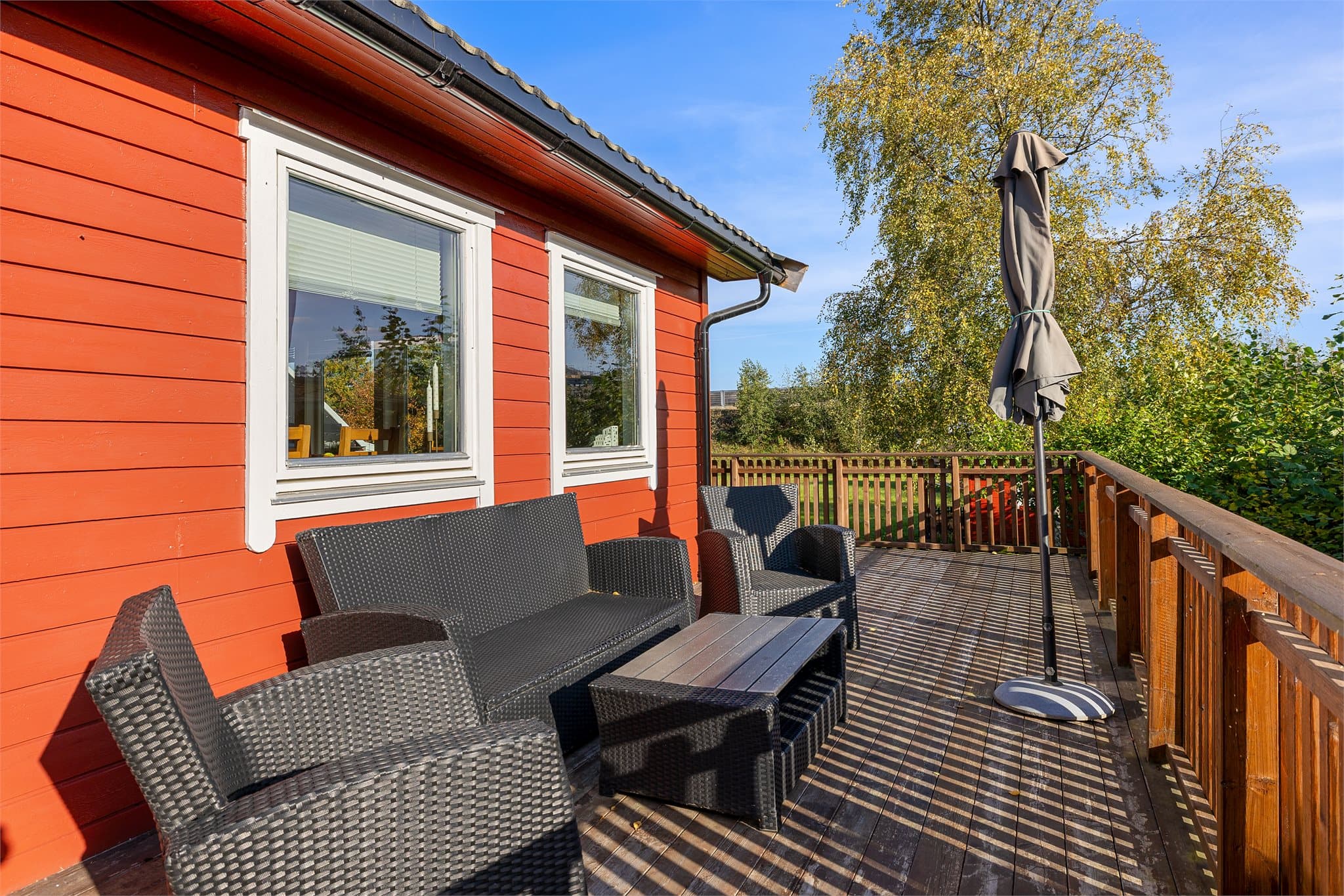 Terrassen strekker seg rundt flere sider av boligen og gir gode muligheter for å nyte solen gjennom store deler av dagen.
