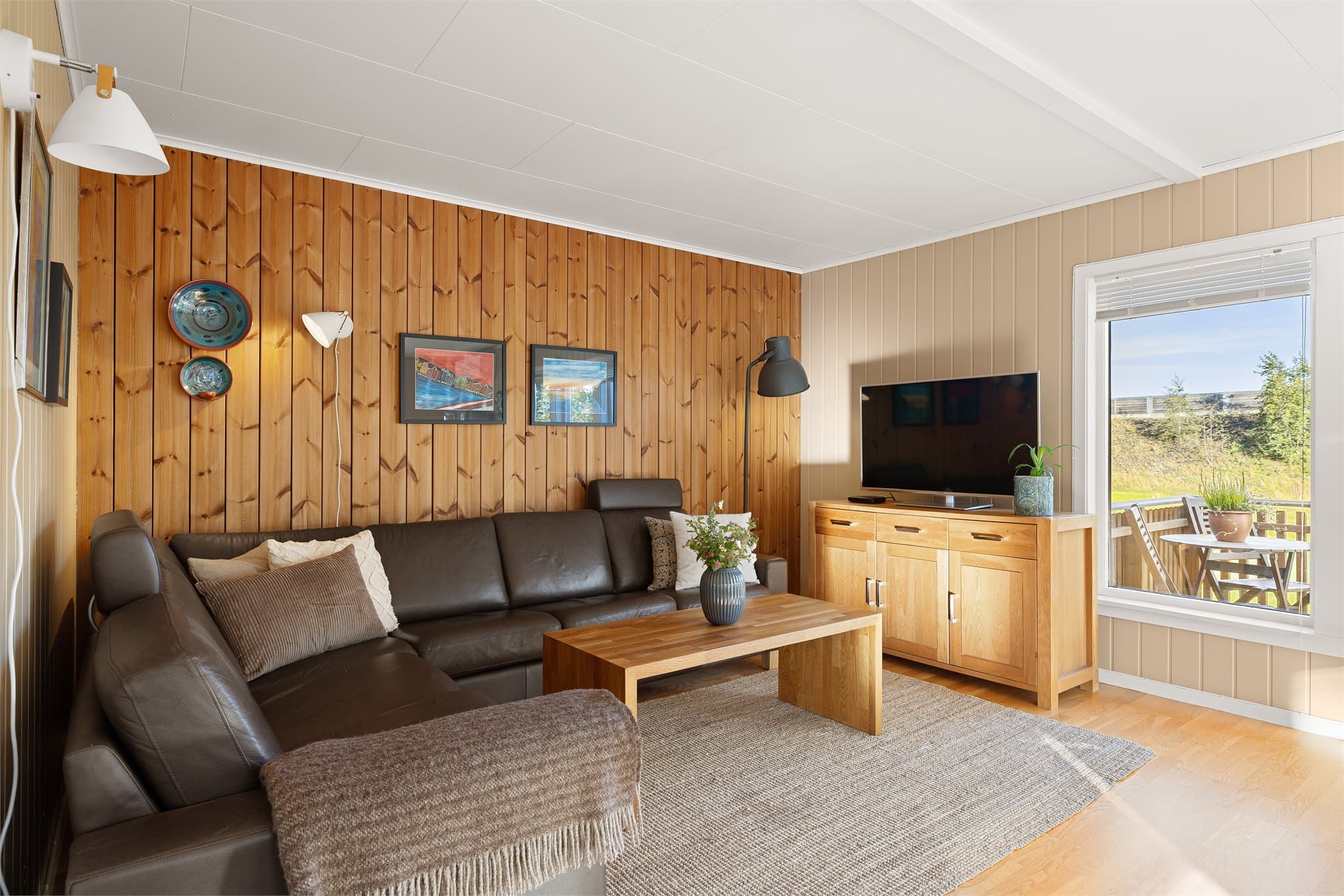 Stuen har parkett på gulv og gode innredningsmuligheter.