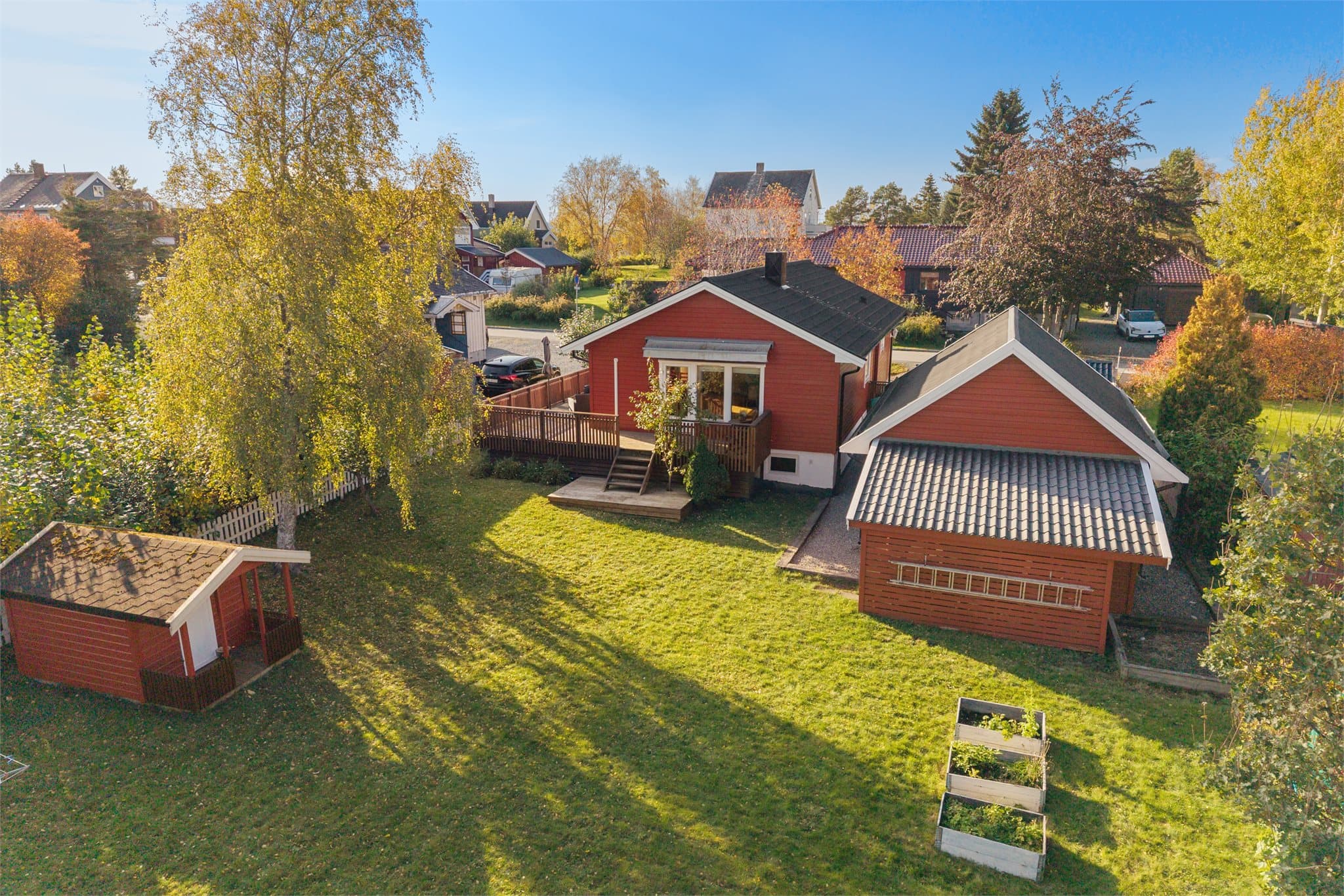 Ny taktekking fra 2023 på boligen og pent opparbeidet tomt rundt bebyggelsen.