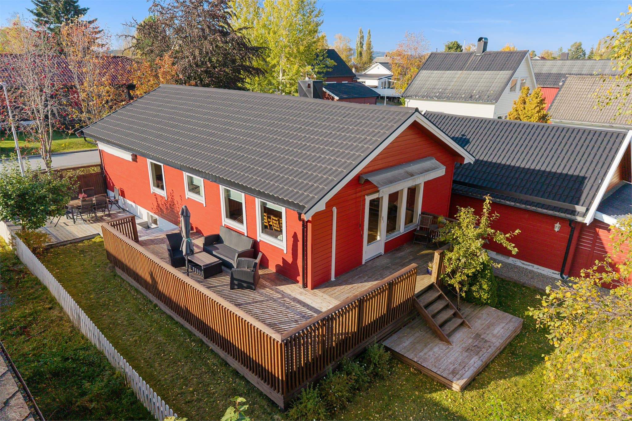 Stor og innholdsrik enebolig med gode bruksmuligheter og utearealer, attraktivt beliggende på Heimdal.