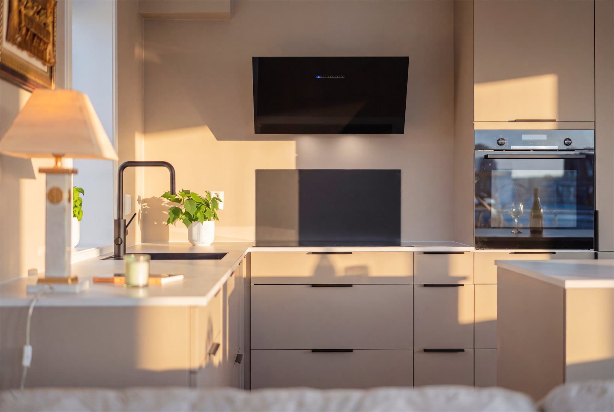 Slette fronter i beige og laminat benkeplate.