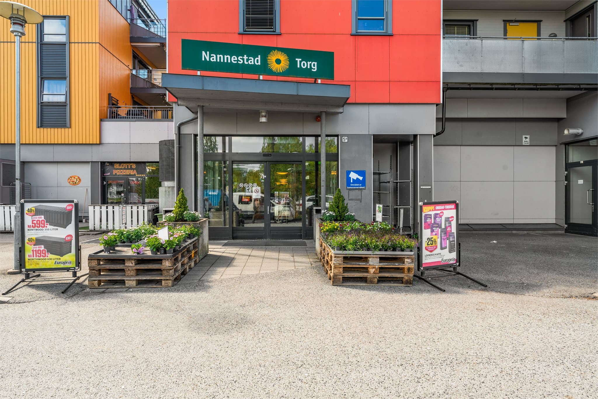 Her finner man bl.a. Europris, Vinmonopolet, apotek og pizzeria.