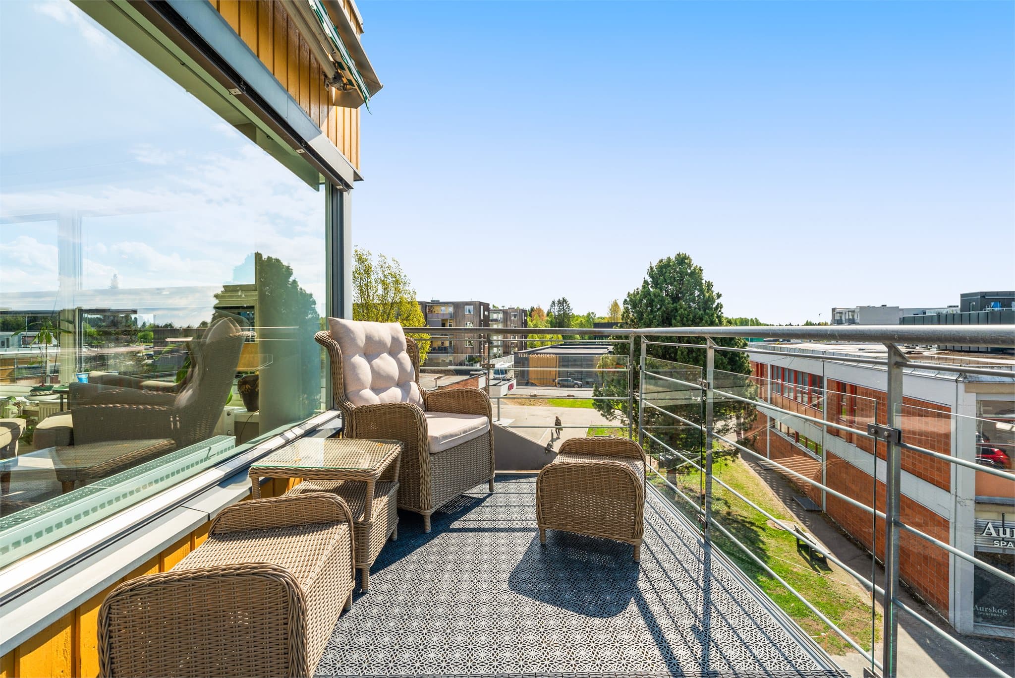 Balkongen er en fin forlengelse av stuen på sommerhalvåret.