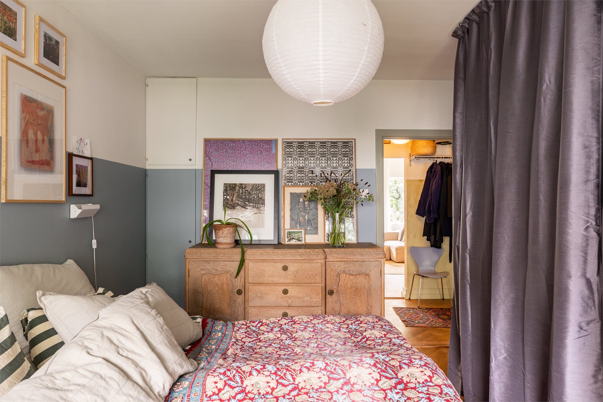 Soverommet kombinerer funksjonalitet og komfort, med god plass til ulik møblering.