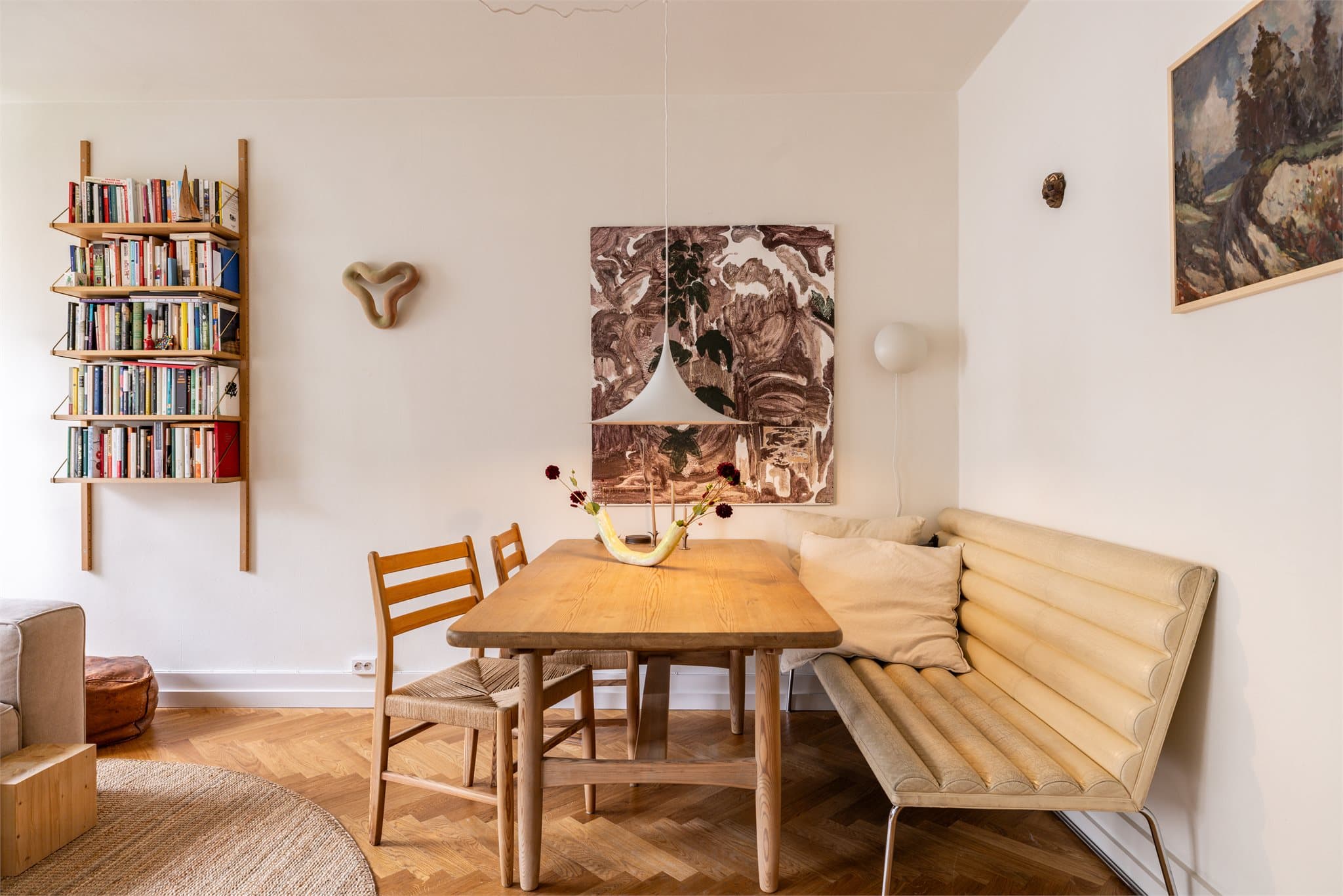 Lys og innbydende stue med klassisk fiskebensparkett og gjennomførte detaljer.